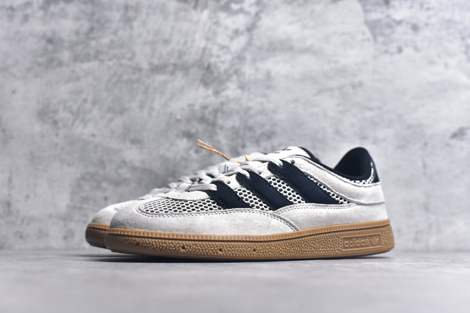 图片[2]-#AD Originals HANDBALL SPEZIAL 百搭舒适 低帮板鞋男女同款 JI2608 这款来自阿迪达斯的这款HANDBALL SPZL前身是一双手球运动鞋，这一次拿来复刻，所以鞋面的主要色彩选用了黑色， 鞋面外侧除了Spezial字母之外还有三叶草标志。Handball SPZL作为复古手球训练鞋与作为室内足球鞋的Samba有着异曲同工之处，但是质感更为出众的鞋身以及丰富的配色选择比起Samba来讲可以说是更胜一筹了！尺码：36 36⅔ 37⅓ 38 38⅔ 39⅓ 40 40⅔ 41⅓ 42 42⅔ 43⅓ 44 45-选品中心