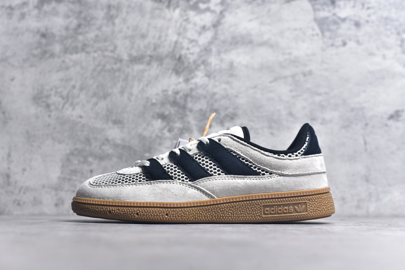 #AD Originals HANDBALL SPEZIAL 百搭舒适 低帮板鞋男女同款 JI2608 这款来自阿迪达斯的这款HANDBALL SPZL前身是一双手球运动鞋，这一次拿来复刻，所以鞋面的主要色彩选用了黑色， 鞋面外侧除了Spezial字母之外还有三叶草标志。Handball SPZL作为复古手球训练鞋与作为室内足球鞋的Samba有着异曲同工之处，但是质感更为出众的鞋身以及丰富的配色选择比起Samba来讲可以说是更胜一筹了！尺码：36 36⅔ 37⅓ 38 38⅔ 39⅓ 40 40⅔ 41⅓ 42 42⅔ 43⅓ 44 45-选品中心