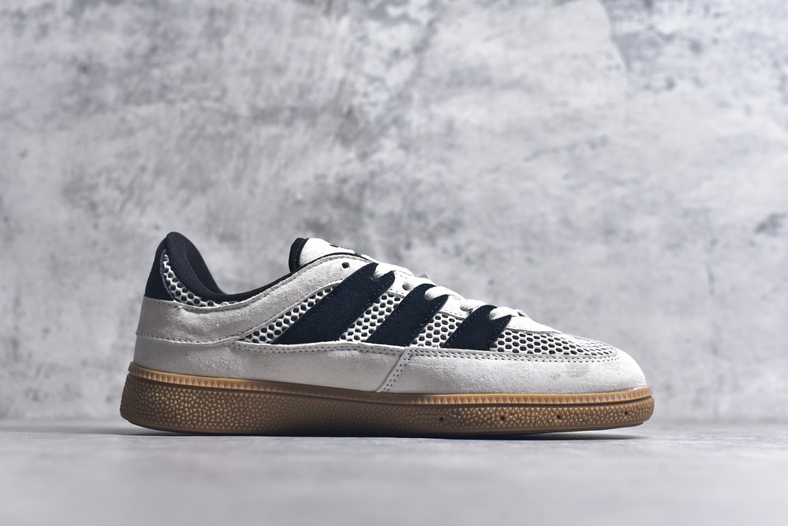 图片[3]-#AD Originals HANDBALL SPEZIAL 百搭舒适 低帮板鞋男女同款 JI2608 这款来自阿迪达斯的这款HANDBALL SPZL前身是一双手球运动鞋，这一次拿来复刻，所以鞋面的主要色彩选用了黑色， 鞋面外侧除了Spezial字母之外还有三叶草标志。Handball SPZL作为复古手球训练鞋与作为室内足球鞋的Samba有着异曲同工之处，但是质感更为出众的鞋身以及丰富的配色选择比起Samba来讲可以说是更胜一筹了！尺码：36 36⅔ 37⅓ 38 38⅔ 39⅓ 40 40⅔ 41⅓ 42 42⅔ 43⅓ 44 45-选品中心
