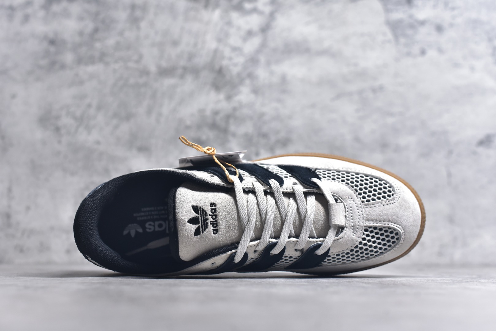 图片[4]-#AD Originals HANDBALL SPEZIAL 百搭舒适 低帮板鞋男女同款 JI2608 这款来自阿迪达斯的这款HANDBALL SPZL前身是一双手球运动鞋，这一次拿来复刻，所以鞋面的主要色彩选用了黑色， 鞋面外侧除了Spezial字母之外还有三叶草标志。Handball SPZL作为复古手球训练鞋与作为室内足球鞋的Samba有着异曲同工之处，但是质感更为出众的鞋身以及丰富的配色选择比起Samba来讲可以说是更胜一筹了！尺码：36 36⅔ 37⅓ 38 38⅔ 39⅓ 40 40⅔ 41⅓ 42 42⅔ 43⅓ 44 45-选品中心