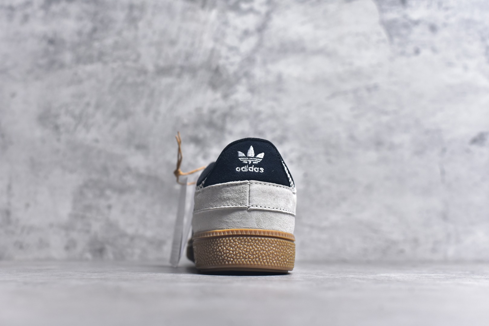 图片[5]-#AD Originals HANDBALL SPEZIAL 百搭舒适 低帮板鞋男女同款 JI2608 这款来自阿迪达斯的这款HANDBALL SPZL前身是一双手球运动鞋，这一次拿来复刻，所以鞋面的主要色彩选用了黑色， 鞋面外侧除了Spezial字母之外还有三叶草标志。Handball SPZL作为复古手球训练鞋与作为室内足球鞋的Samba有着异曲同工之处，但是质感更为出众的鞋身以及丰富的配色选择比起Samba来讲可以说是更胜一筹了！尺码：36 36⅔ 37⅓ 38 38⅔ 39⅓ 40 40⅔ 41⅓ 42 42⅔ 43⅓ 44 45-选品中心