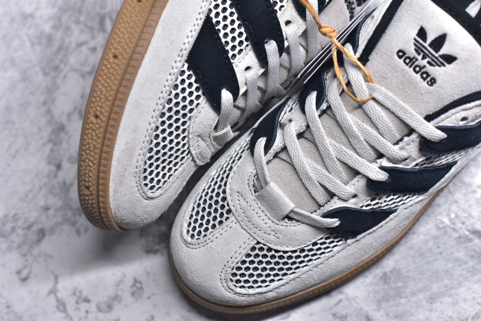 图片[8]-#AD Originals HANDBALL SPEZIAL 百搭舒适 低帮板鞋男女同款 JI2608 这款来自阿迪达斯的这款HANDBALL SPZL前身是一双手球运动鞋，这一次拿来复刻，所以鞋面的主要色彩选用了黑色， 鞋面外侧除了Spezial字母之外还有三叶草标志。Handball SPZL作为复古手球训练鞋与作为室内足球鞋的Samba有着异曲同工之处，但是质感更为出众的鞋身以及丰富的配色选择比起Samba来讲可以说是更胜一筹了！尺码：36 36⅔ 37⅓ 38 38⅔ 39⅓ 40 40⅔ 41⅓ 42 42⅔ 43⅓ 44 45-选品中心