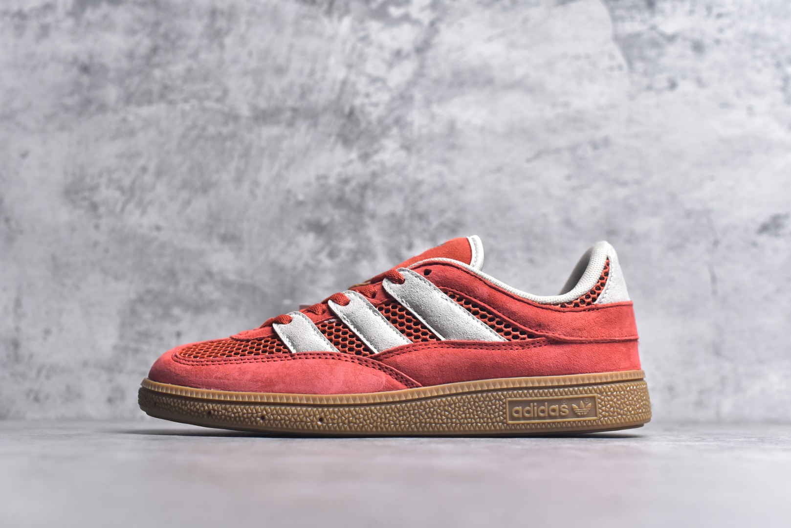 #AD Originals HANDBALL SPEZIAL 百搭舒适 低帮板鞋男女同款 JI2607 这款来自阿迪达斯的这款HANDBALL SPZL前身是一双手球运动鞋，这一次拿来复刻，所以鞋面的主要色彩选用了黑色， 鞋面外侧除了Spezial字母之外还有三叶草标志。Handball SPZL作为复古手球训练鞋与作为室内足球鞋的Samba有着异曲同工之处，但是质感更为出众的鞋身以及丰富的配色选择比起Samba来讲可以说是更胜一筹了！尺码：36 36⅔ 37⅓ 38 38⅔ 39⅓ 40 40⅔ 41⅓ 42 42⅔ 43⅓ 44 45-选品中心