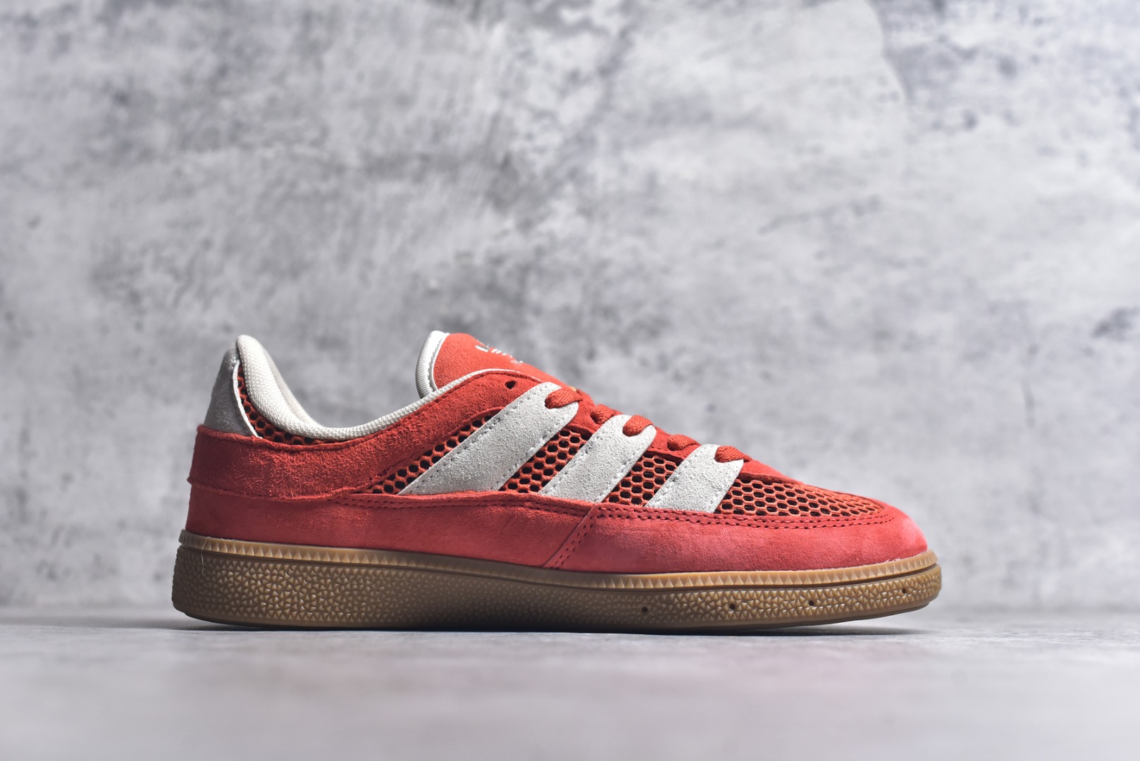 图片[3]-#AD Originals HANDBALL SPEZIAL 百搭舒适 低帮板鞋男女同款 JI2607 这款来自阿迪达斯的这款HANDBALL SPZL前身是一双手球运动鞋，这一次拿来复刻，所以鞋面的主要色彩选用了黑色， 鞋面外侧除了Spezial字母之外还有三叶草标志。Handball SPZL作为复古手球训练鞋与作为室内足球鞋的Samba有着异曲同工之处，但是质感更为出众的鞋身以及丰富的配色选择比起Samba来讲可以说是更胜一筹了！尺码：36 36⅔ 37⅓ 38 38⅔ 39⅓ 40 40⅔ 41⅓ 42 42⅔ 43⅓ 44 45-选品中心