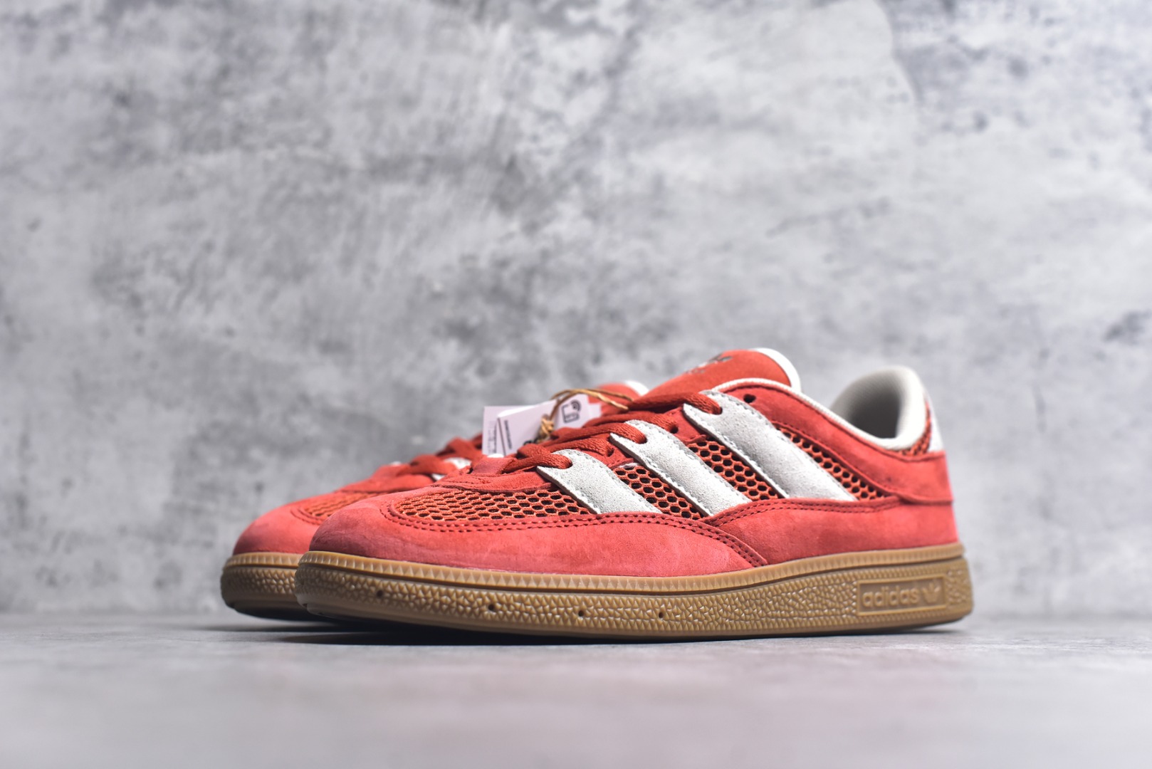 图片[2]-#AD Originals HANDBALL SPEZIAL 百搭舒适 低帮板鞋男女同款 JI2607 这款来自阿迪达斯的这款HANDBALL SPZL前身是一双手球运动鞋，这一次拿来复刻，所以鞋面的主要色彩选用了黑色， 鞋面外侧除了Spezial字母之外还有三叶草标志。Handball SPZL作为复古手球训练鞋与作为室内足球鞋的Samba有着异曲同工之处，但是质感更为出众的鞋身以及丰富的配色选择比起Samba来讲可以说是更胜一筹了！尺码：36 36⅔ 37⅓ 38 38⅔ 39⅓ 40 40⅔ 41⅓ 42 42⅔ 43⅓ 44 45-选品中心