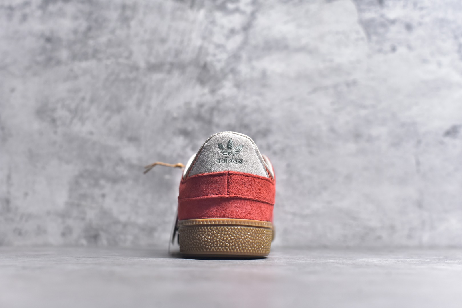 图片[5]-#AD Originals HANDBALL SPEZIAL 百搭舒适 低帮板鞋男女同款 JI2607 这款来自阿迪达斯的这款HANDBALL SPZL前身是一双手球运动鞋，这一次拿来复刻，所以鞋面的主要色彩选用了黑色， 鞋面外侧除了Spezial字母之外还有三叶草标志。Handball SPZL作为复古手球训练鞋与作为室内足球鞋的Samba有着异曲同工之处，但是质感更为出众的鞋身以及丰富的配色选择比起Samba来讲可以说是更胜一筹了！尺码：36 36⅔ 37⅓ 38 38⅔ 39⅓ 40 40⅔ 41⅓ 42 42⅔ 43⅓ 44 45-选品中心