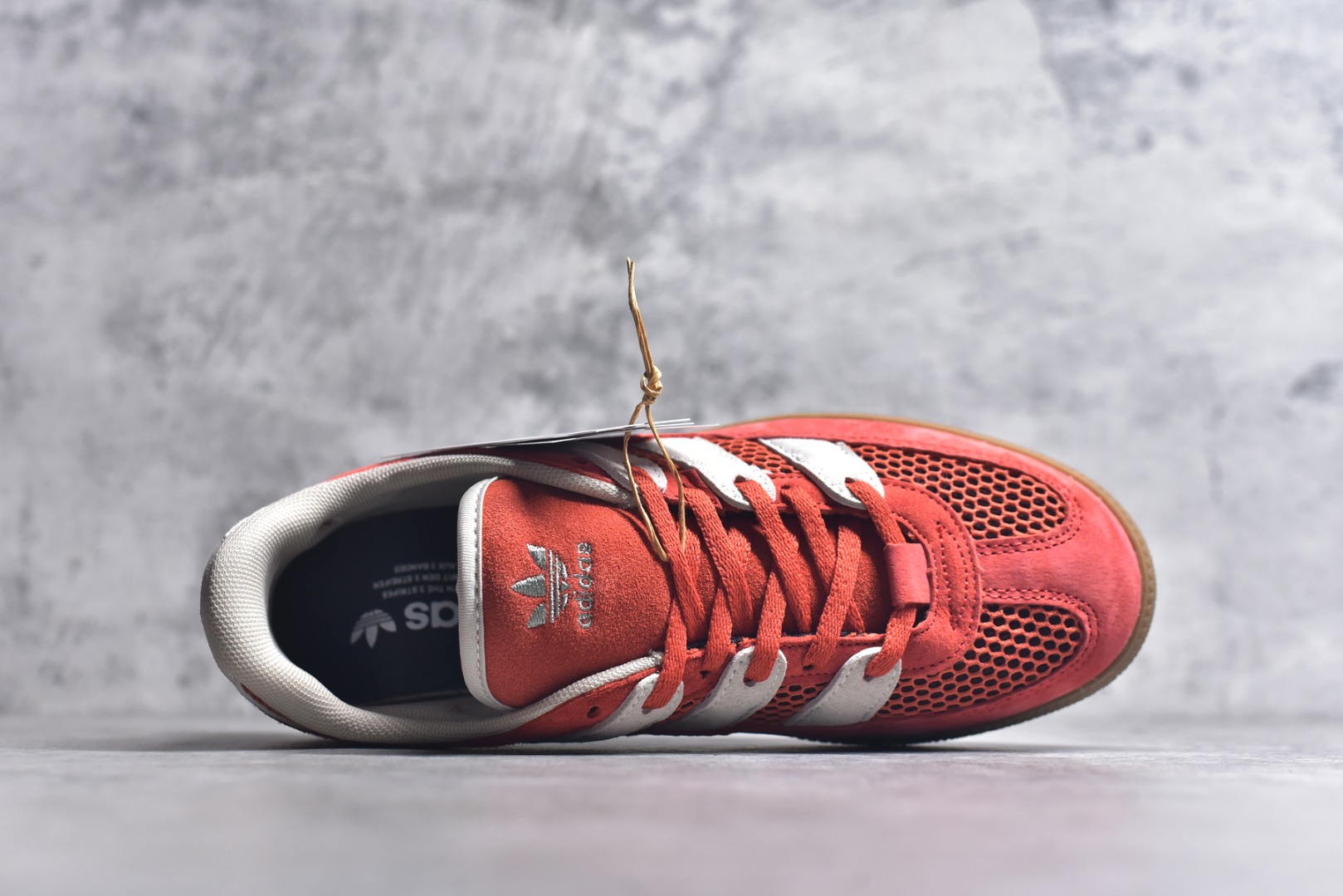 图片[4]-#AD Originals HANDBALL SPEZIAL 百搭舒适 低帮板鞋男女同款 JI2607 这款来自阿迪达斯的这款HANDBALL SPZL前身是一双手球运动鞋，这一次拿来复刻，所以鞋面的主要色彩选用了黑色， 鞋面外侧除了Spezial字母之外还有三叶草标志。Handball SPZL作为复古手球训练鞋与作为室内足球鞋的Samba有着异曲同工之处，但是质感更为出众的鞋身以及丰富的配色选择比起Samba来讲可以说是更胜一筹了！尺码：36 36⅔ 37⅓ 38 38⅔ 39⅓ 40 40⅔ 41⅓ 42 42⅔ 43⅓ 44 45-选品中心