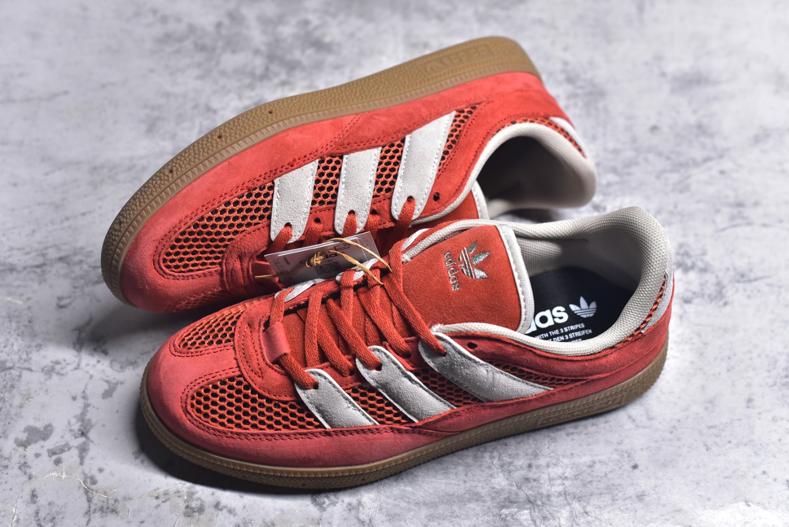 图片[7]-#AD Originals HANDBALL SPEZIAL 百搭舒适 低帮板鞋男女同款 JI2607 这款来自阿迪达斯的这款HANDBALL SPZL前身是一双手球运动鞋，这一次拿来复刻，所以鞋面的主要色彩选用了黑色， 鞋面外侧除了Spezial字母之外还有三叶草标志。Handball SPZL作为复古手球训练鞋与作为室内足球鞋的Samba有着异曲同工之处，但是质感更为出众的鞋身以及丰富的配色选择比起Samba来讲可以说是更胜一筹了！尺码：36 36⅔ 37⅓ 38 38⅔ 39⅓ 40 40⅔ 41⅓ 42 42⅔ 43⅓ 44 45-选品中心