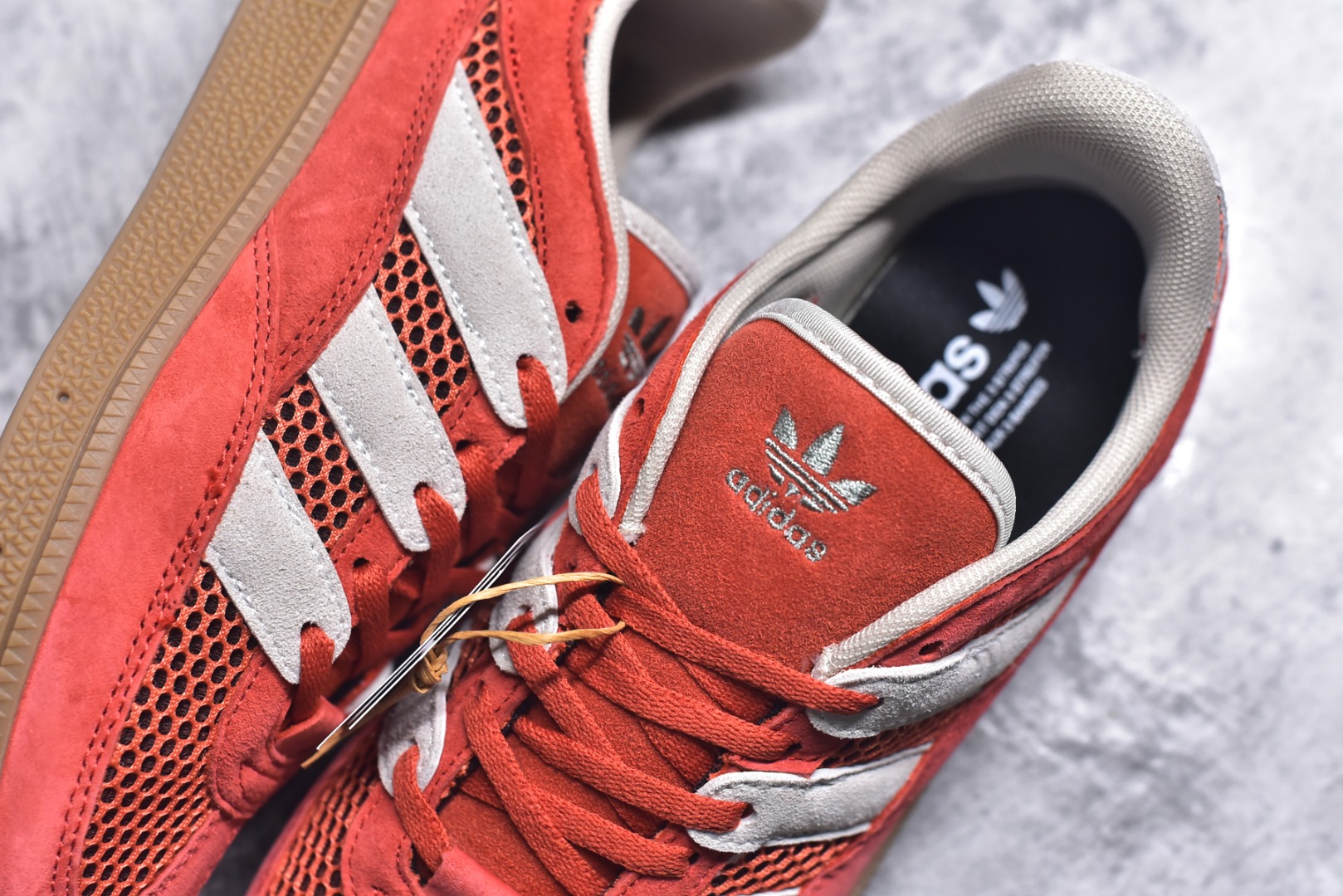 图片[9]-#AD Originals HANDBALL SPEZIAL 百搭舒适 低帮板鞋男女同款 JI2607 这款来自阿迪达斯的这款HANDBALL SPZL前身是一双手球运动鞋，这一次拿来复刻，所以鞋面的主要色彩选用了黑色， 鞋面外侧除了Spezial字母之外还有三叶草标志。Handball SPZL作为复古手球训练鞋与作为室内足球鞋的Samba有着异曲同工之处，但是质感更为出众的鞋身以及丰富的配色选择比起Samba来讲可以说是更胜一筹了！尺码：36 36⅔ 37⅓ 38 38⅔ 39⅓ 40 40⅔ 41⅓ 42 42⅔ 43⅓ 44 45-选品中心