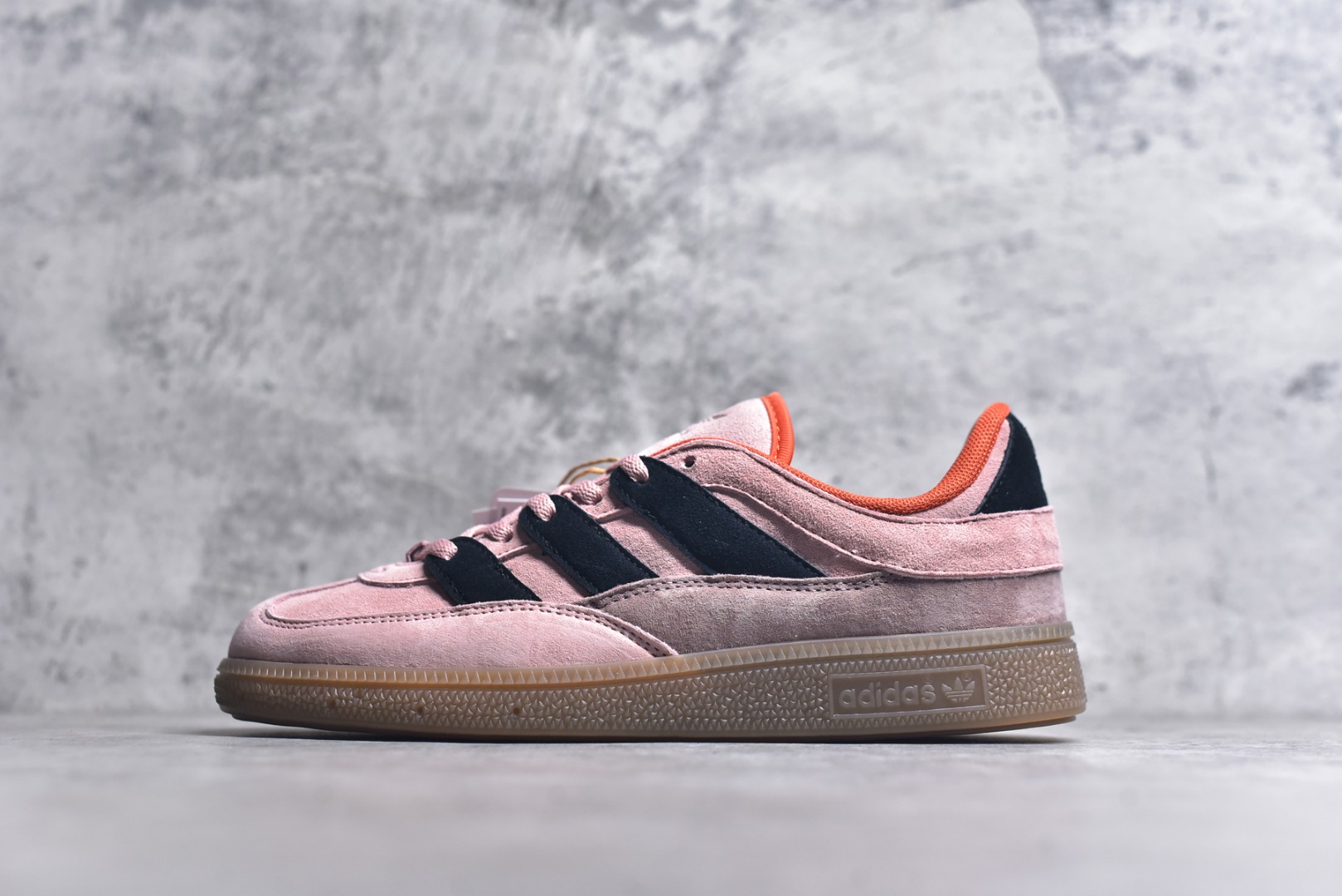 #AD Originals HANDBALL SPEZIAL 百搭舒适 低帮板鞋男女同款 JI2605 这款来自阿迪达斯的这款HANDBALL SPZL前身是一双手球运动鞋，这一次拿来复刻，所以鞋面的主要色彩选用了黑色， 鞋面外侧除了Spezial字母之外还有三叶草标志。Handball SPZL作为复古手球训练鞋与作为室内足球鞋的Samba有着异曲同工之处，但是质感更为出众的鞋身以及丰富的配色选择比起Samba来讲可以说是更胜一筹了！尺码：36 36⅔ 37⅓ 38 38⅔ 39⅓ 40 40⅔ 41⅓ 42 42⅔ 43⅓ 44 45-选品中心