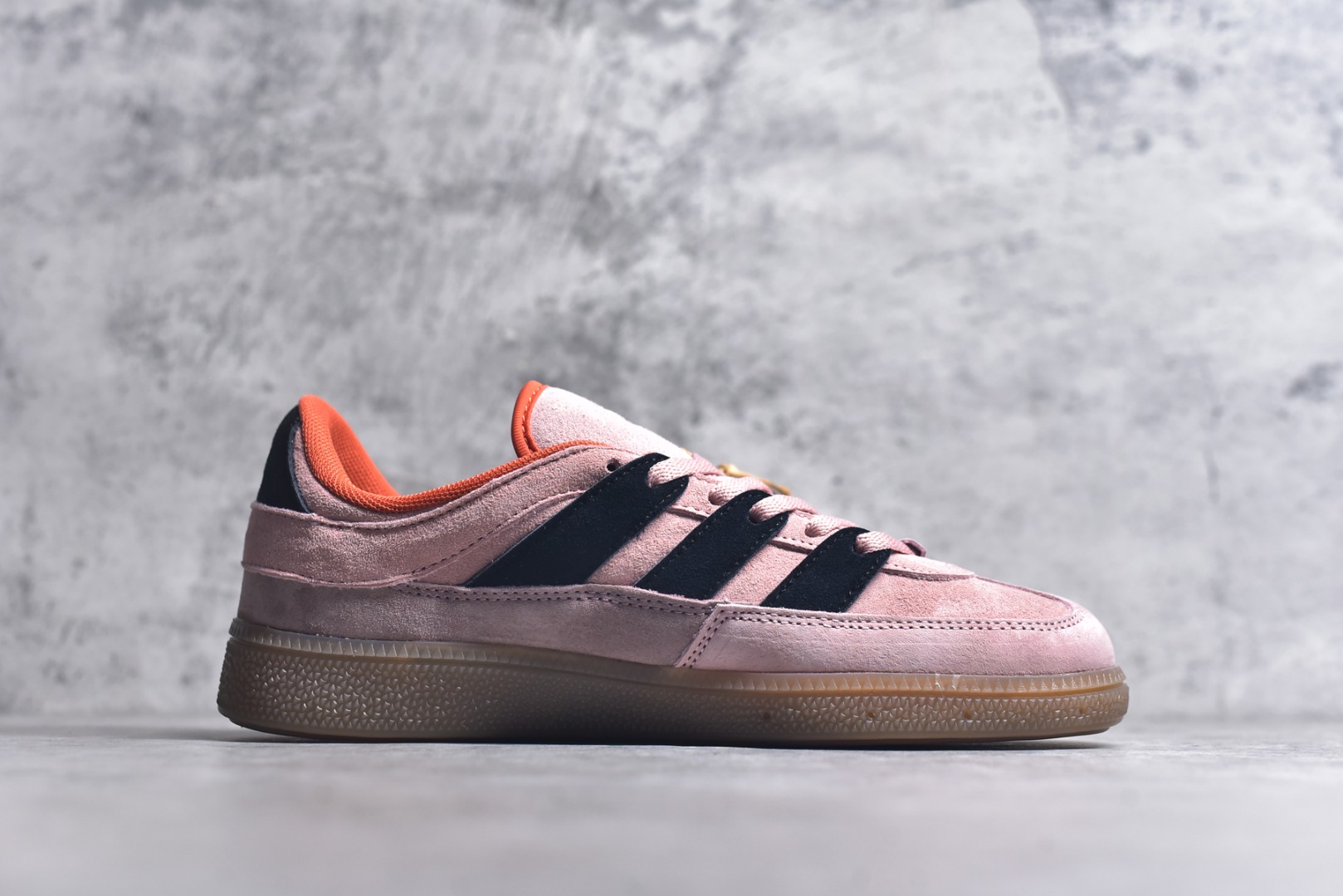 图片[3]-#AD Originals HANDBALL SPEZIAL 百搭舒适 低帮板鞋男女同款 JI2605 这款来自阿迪达斯的这款HANDBALL SPZL前身是一双手球运动鞋，这一次拿来复刻，所以鞋面的主要色彩选用了黑色， 鞋面外侧除了Spezial字母之外还有三叶草标志。Handball SPZL作为复古手球训练鞋与作为室内足球鞋的Samba有着异曲同工之处，但是质感更为出众的鞋身以及丰富的配色选择比起Samba来讲可以说是更胜一筹了！尺码：36 36⅔ 37⅓ 38 38⅔ 39⅓ 40 40⅔ 41⅓ 42 42⅔ 43⅓ 44 45-选品中心