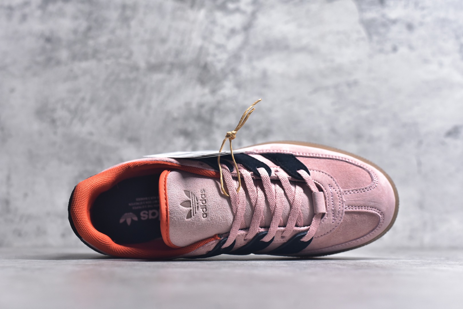 图片[4]-#AD Originals HANDBALL SPEZIAL 百搭舒适 低帮板鞋男女同款 JI2605 这款来自阿迪达斯的这款HANDBALL SPZL前身是一双手球运动鞋，这一次拿来复刻，所以鞋面的主要色彩选用了黑色， 鞋面外侧除了Spezial字母之外还有三叶草标志。Handball SPZL作为复古手球训练鞋与作为室内足球鞋的Samba有着异曲同工之处，但是质感更为出众的鞋身以及丰富的配色选择比起Samba来讲可以说是更胜一筹了！尺码：36 36⅔ 37⅓ 38 38⅔ 39⅓ 40 40⅔ 41⅓ 42 42⅔ 43⅓ 44 45-选品中心