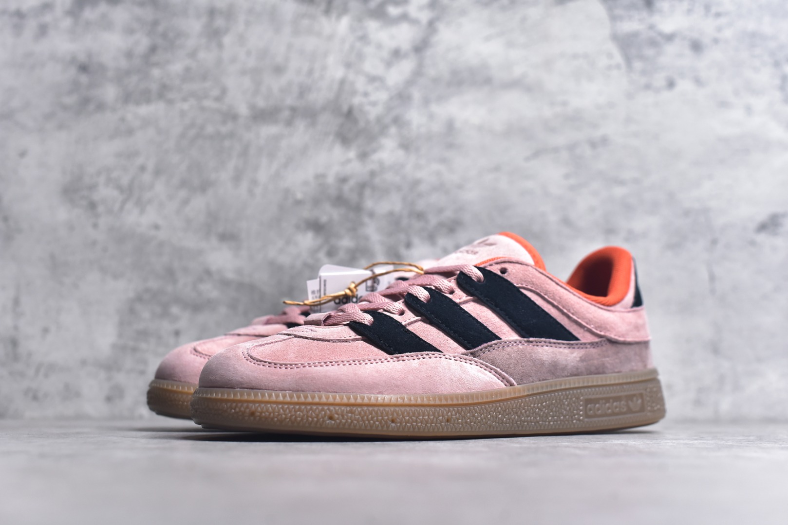 图片[2]-#AD Originals HANDBALL SPEZIAL 百搭舒适 低帮板鞋男女同款 JI2605 这款来自阿迪达斯的这款HANDBALL SPZL前身是一双手球运动鞋，这一次拿来复刻，所以鞋面的主要色彩选用了黑色， 鞋面外侧除了Spezial字母之外还有三叶草标志。Handball SPZL作为复古手球训练鞋与作为室内足球鞋的Samba有着异曲同工之处，但是质感更为出众的鞋身以及丰富的配色选择比起Samba来讲可以说是更胜一筹了！尺码：36 36⅔ 37⅓ 38 38⅔ 39⅓ 40 40⅔ 41⅓ 42 42⅔ 43⅓ 44 45-选品中心