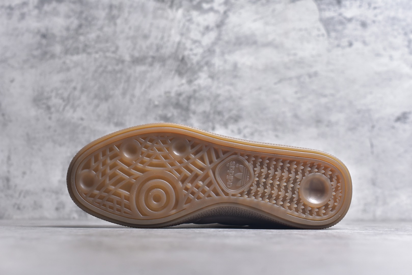 图片[6]-#AD Originals HANDBALL SPEZIAL 百搭舒适 低帮板鞋男女同款 JI2605 这款来自阿迪达斯的这款HANDBALL SPZL前身是一双手球运动鞋，这一次拿来复刻，所以鞋面的主要色彩选用了黑色， 鞋面外侧除了Spezial字母之外还有三叶草标志。Handball SPZL作为复古手球训练鞋与作为室内足球鞋的Samba有着异曲同工之处，但是质感更为出众的鞋身以及丰富的配色选择比起Samba来讲可以说是更胜一筹了！尺码：36 36⅔ 37⅓ 38 38⅔ 39⅓ 40 40⅔ 41⅓ 42 42⅔ 43⅓ 44 45-选品中心