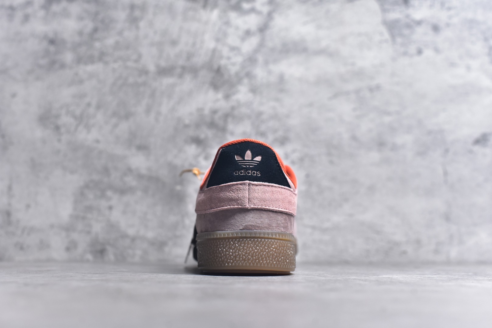 图片[5]-#AD Originals HANDBALL SPEZIAL 百搭舒适 低帮板鞋男女同款 JI2605 这款来自阿迪达斯的这款HANDBALL SPZL前身是一双手球运动鞋，这一次拿来复刻，所以鞋面的主要色彩选用了黑色， 鞋面外侧除了Spezial字母之外还有三叶草标志。Handball SPZL作为复古手球训练鞋与作为室内足球鞋的Samba有着异曲同工之处，但是质感更为出众的鞋身以及丰富的配色选择比起Samba来讲可以说是更胜一筹了！尺码：36 36⅔ 37⅓ 38 38⅔ 39⅓ 40 40⅔ 41⅓ 42 42⅔ 43⅓ 44 45-选品中心