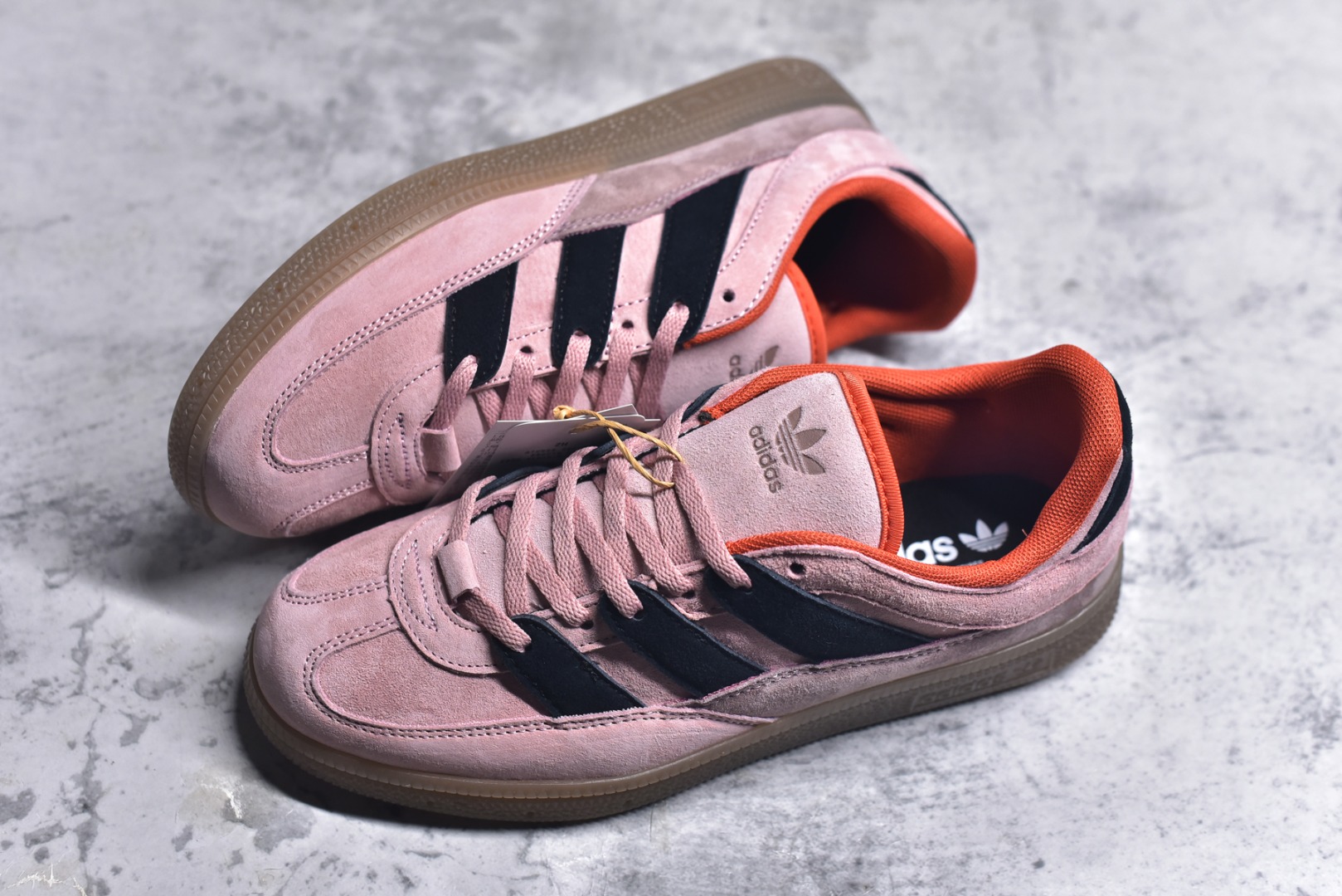 图片[7]-#AD Originals HANDBALL SPEZIAL 百搭舒适 低帮板鞋男女同款 JI2605 这款来自阿迪达斯的这款HANDBALL SPZL前身是一双手球运动鞋，这一次拿来复刻，所以鞋面的主要色彩选用了黑色， 鞋面外侧除了Spezial字母之外还有三叶草标志。Handball SPZL作为复古手球训练鞋与作为室内足球鞋的Samba有着异曲同工之处，但是质感更为出众的鞋身以及丰富的配色选择比起Samba来讲可以说是更胜一筹了！尺码：36 36⅔ 37⅓ 38 38⅔ 39⅓ 40 40⅔ 41⅓ 42 42⅔ 43⅓ 44 45-选品中心