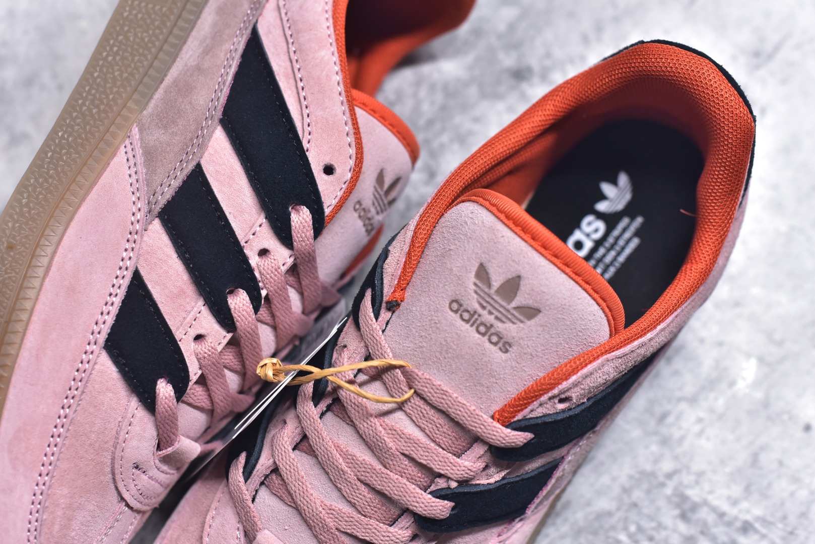 图片[9]-#AD Originals HANDBALL SPEZIAL 百搭舒适 低帮板鞋男女同款 JI2605 这款来自阿迪达斯的这款HANDBALL SPZL前身是一双手球运动鞋，这一次拿来复刻，所以鞋面的主要色彩选用了黑色， 鞋面外侧除了Spezial字母之外还有三叶草标志。Handball SPZL作为复古手球训练鞋与作为室内足球鞋的Samba有着异曲同工之处，但是质感更为出众的鞋身以及丰富的配色选择比起Samba来讲可以说是更胜一筹了！尺码：36 36⅔ 37⅓ 38 38⅔ 39⅓ 40 40⅔ 41⅓ 42 42⅔ 43⅓ 44 45-选品中心