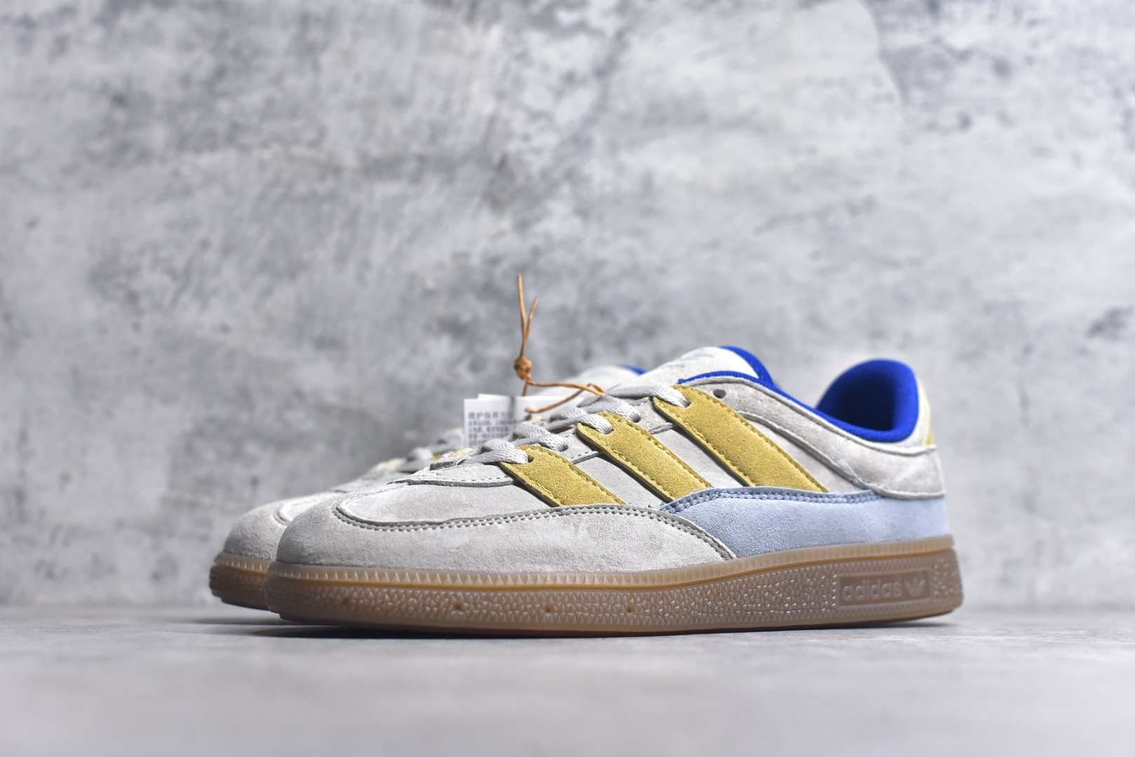 图片[2]-#AD Originals HANDBALL SPEZIAL 百搭舒适 低帮板鞋男女同款 JI2606 这款来自阿迪达斯的这款HANDBALL SPZL前身是一双手球运动鞋，这一次拿来复刻，所以鞋面的主要色彩选用了黑色， 鞋面外侧除了Spezial字母之外还有三叶草标志。Handball SPZL作为复古手球训练鞋与作为室内足球鞋的Samba有着异曲同工之处，但是质感更为出众的鞋身以及丰富的配色选择比起Samba来讲可以说是更胜一筹了！尺码：36 36⅔ 37⅓ 38 38⅔ 39⅓ 40 40⅔ 41⅓ 42 42⅔ 43⅓ 44 45-选品中心