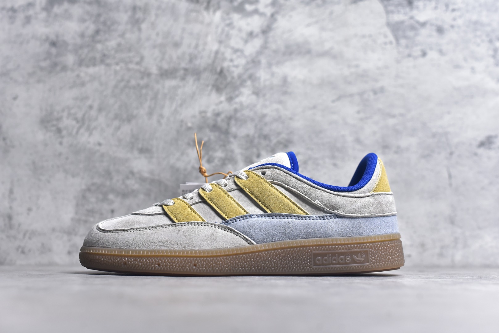 #AD Originals HANDBALL SPEZIAL 百搭舒适 低帮板鞋男女同款 JI2606 这款来自阿迪达斯的这款HANDBALL SPZL前身是一双手球运动鞋，这一次拿来复刻，所以鞋面的主要色彩选用了黑色， 鞋面外侧除了Spezial字母之外还有三叶草标志。Handball SPZL作为复古手球训练鞋与作为室内足球鞋的Samba有着异曲同工之处，但是质感更为出众的鞋身以及丰富的配色选择比起Samba来讲可以说是更胜一筹了！尺码：36 36⅔ 37⅓ 38 38⅔ 39⅓ 40 40⅔ 41⅓ 42 42⅔ 43⅓ 44 45-选品中心