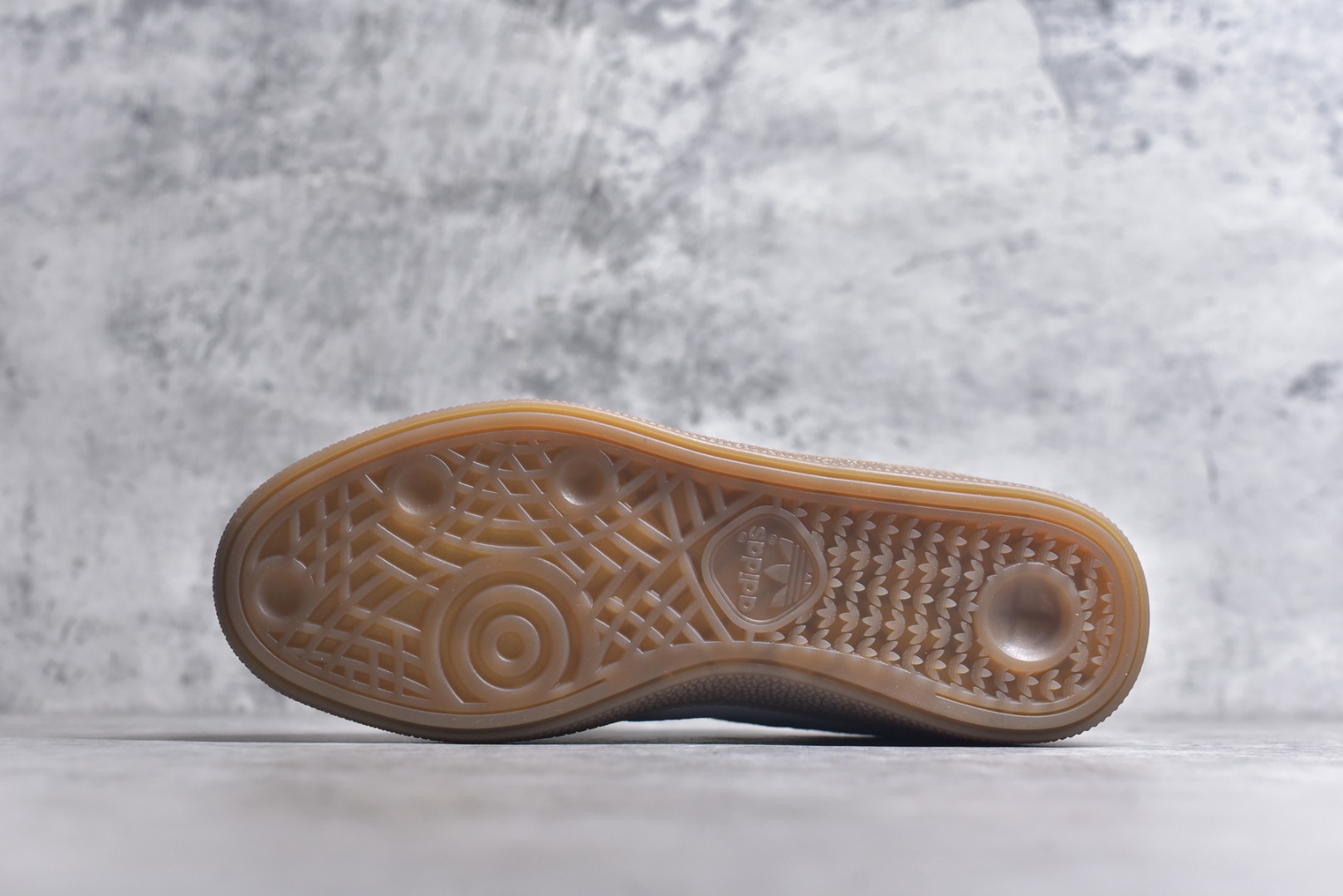 图片[6]-#AD Originals HANDBALL SPEZIAL 百搭舒适 低帮板鞋男女同款 JI2606 这款来自阿迪达斯的这款HANDBALL SPZL前身是一双手球运动鞋，这一次拿来复刻，所以鞋面的主要色彩选用了黑色， 鞋面外侧除了Spezial字母之外还有三叶草标志。Handball SPZL作为复古手球训练鞋与作为室内足球鞋的Samba有着异曲同工之处，但是质感更为出众的鞋身以及丰富的配色选择比起Samba来讲可以说是更胜一筹了！尺码：36 36⅔ 37⅓ 38 38⅔ 39⅓ 40 40⅔ 41⅓ 42 42⅔ 43⅓ 44 45-选品中心