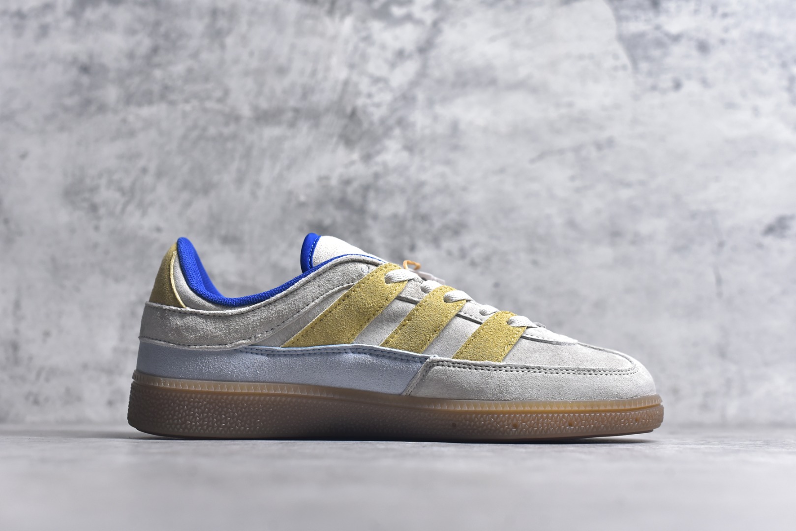 图片[3]-#AD Originals HANDBALL SPEZIAL 百搭舒适 低帮板鞋男女同款 JI2606 这款来自阿迪达斯的这款HANDBALL SPZL前身是一双手球运动鞋，这一次拿来复刻，所以鞋面的主要色彩选用了黑色， 鞋面外侧除了Spezial字母之外还有三叶草标志。Handball SPZL作为复古手球训练鞋与作为室内足球鞋的Samba有着异曲同工之处，但是质感更为出众的鞋身以及丰富的配色选择比起Samba来讲可以说是更胜一筹了！尺码：36 36⅔ 37⅓ 38 38⅔ 39⅓ 40 40⅔ 41⅓ 42 42⅔ 43⅓ 44 45-选品中心