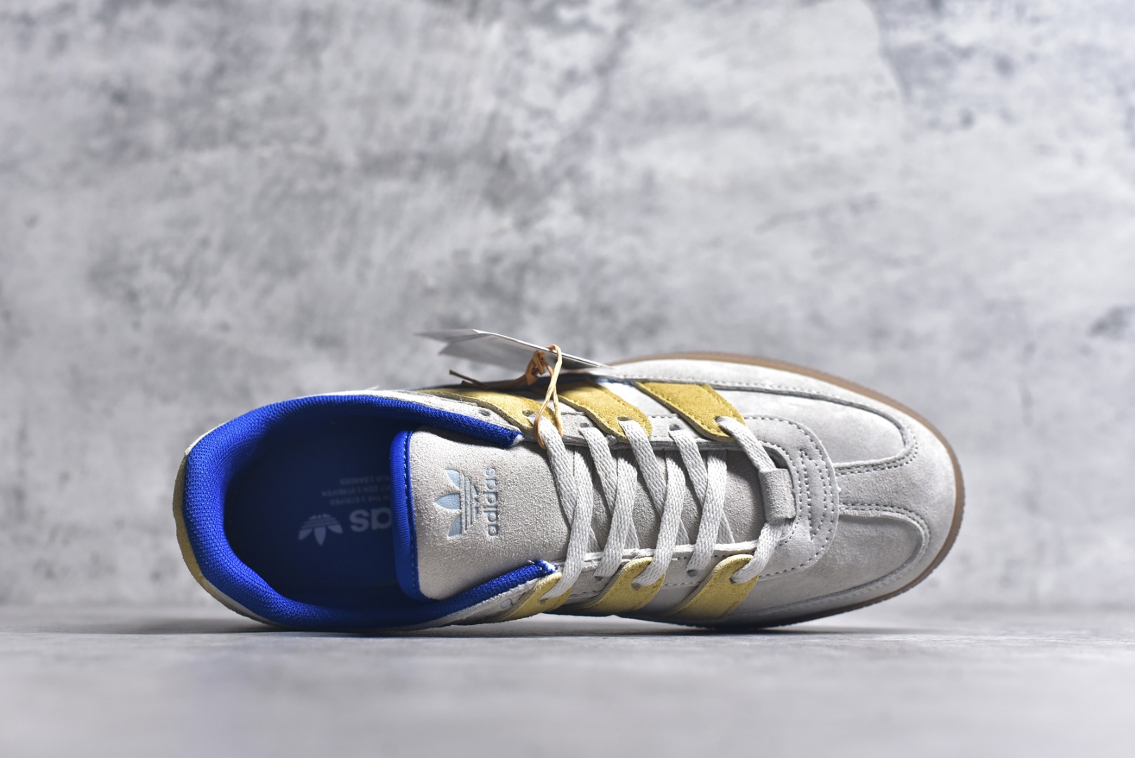 图片[4]-#AD Originals HANDBALL SPEZIAL 百搭舒适 低帮板鞋男女同款 JI2606 这款来自阿迪达斯的这款HANDBALL SPZL前身是一双手球运动鞋，这一次拿来复刻，所以鞋面的主要色彩选用了黑色， 鞋面外侧除了Spezial字母之外还有三叶草标志。Handball SPZL作为复古手球训练鞋与作为室内足球鞋的Samba有着异曲同工之处，但是质感更为出众的鞋身以及丰富的配色选择比起Samba来讲可以说是更胜一筹了！尺码：36 36⅔ 37⅓ 38 38⅔ 39⅓ 40 40⅔ 41⅓ 42 42⅔ 43⅓ 44 45-选品中心
