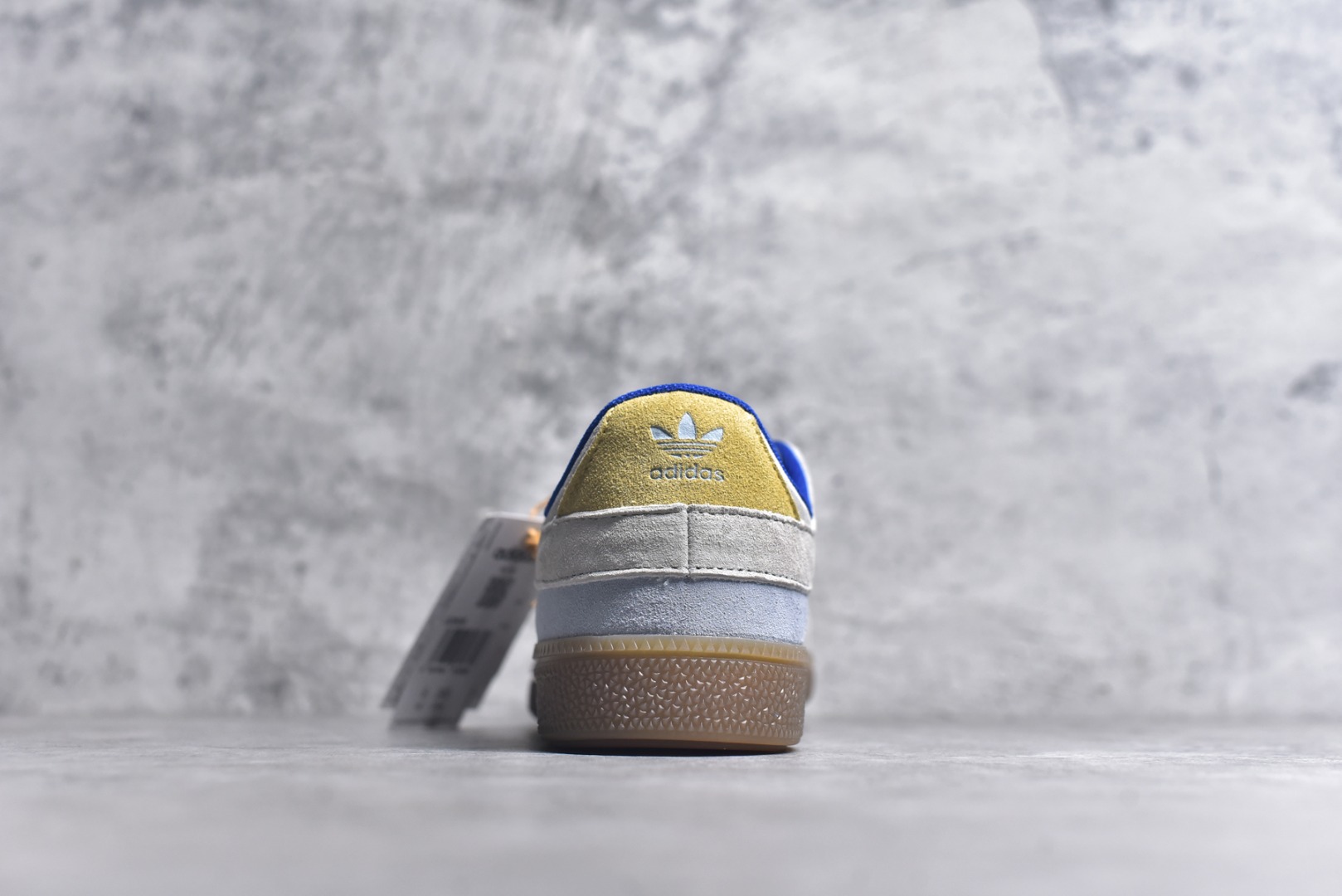 图片[5]-#AD Originals HANDBALL SPEZIAL 百搭舒适 低帮板鞋男女同款 JI2606 这款来自阿迪达斯的这款HANDBALL SPZL前身是一双手球运动鞋，这一次拿来复刻，所以鞋面的主要色彩选用了黑色， 鞋面外侧除了Spezial字母之外还有三叶草标志。Handball SPZL作为复古手球训练鞋与作为室内足球鞋的Samba有着异曲同工之处，但是质感更为出众的鞋身以及丰富的配色选择比起Samba来讲可以说是更胜一筹了！尺码：36 36⅔ 37⅓ 38 38⅔ 39⅓ 40 40⅔ 41⅓ 42 42⅔ 43⅓ 44 45-选品中心