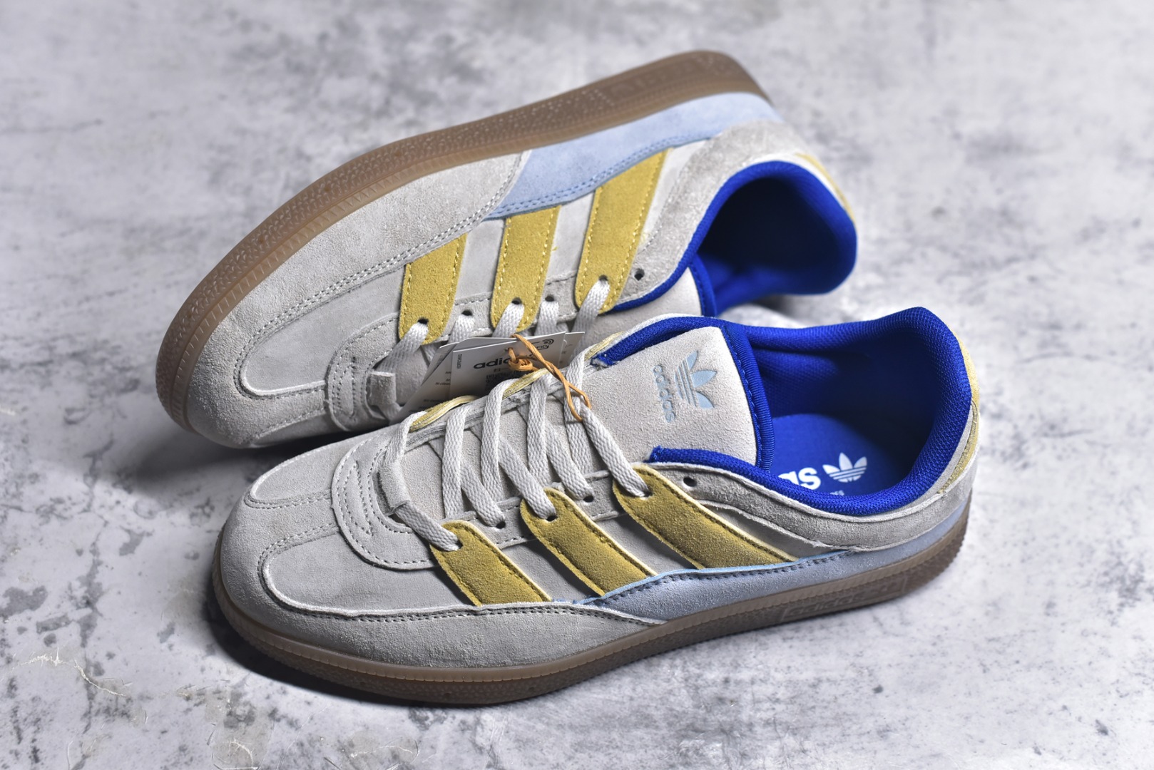 图片[7]-#AD Originals HANDBALL SPEZIAL 百搭舒适 低帮板鞋男女同款 JI2606 这款来自阿迪达斯的这款HANDBALL SPZL前身是一双手球运动鞋，这一次拿来复刻，所以鞋面的主要色彩选用了黑色， 鞋面外侧除了Spezial字母之外还有三叶草标志。Handball SPZL作为复古手球训练鞋与作为室内足球鞋的Samba有着异曲同工之处，但是质感更为出众的鞋身以及丰富的配色选择比起Samba来讲可以说是更胜一筹了！尺码：36 36⅔ 37⅓ 38 38⅔ 39⅓ 40 40⅔ 41⅓ 42 42⅔ 43⅓ 44 45-选品中心