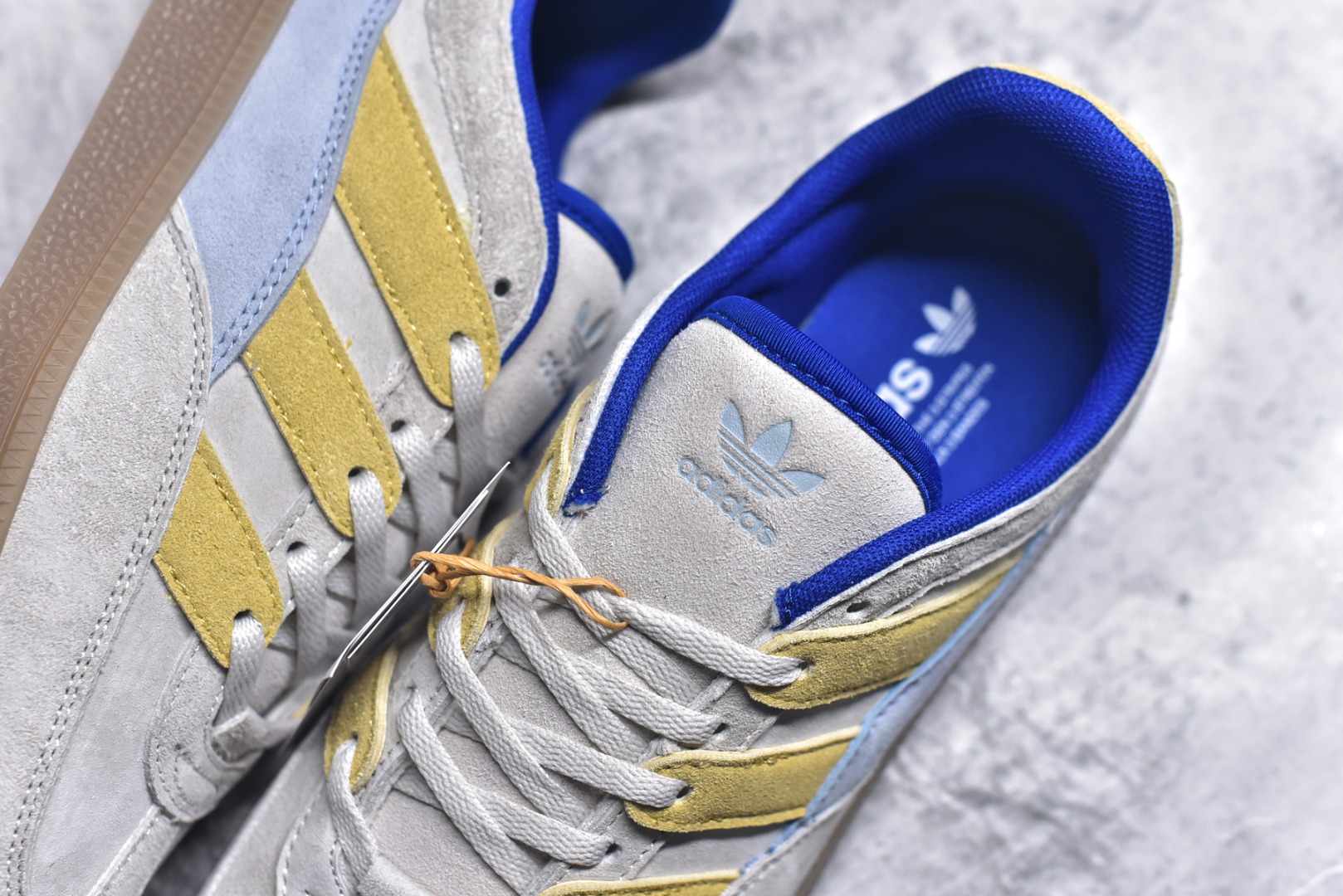 图片[9]-#AD Originals HANDBALL SPEZIAL 百搭舒适 低帮板鞋男女同款 JI2606 这款来自阿迪达斯的这款HANDBALL SPZL前身是一双手球运动鞋，这一次拿来复刻，所以鞋面的主要色彩选用了黑色， 鞋面外侧除了Spezial字母之外还有三叶草标志。Handball SPZL作为复古手球训练鞋与作为室内足球鞋的Samba有着异曲同工之处，但是质感更为出众的鞋身以及丰富的配色选择比起Samba来讲可以说是更胜一筹了！尺码：36 36⅔ 37⅓ 38 38⅔ 39⅓ 40 40⅔ 41⅓ 42 42⅔ 43⅓ 44 45-选品中心