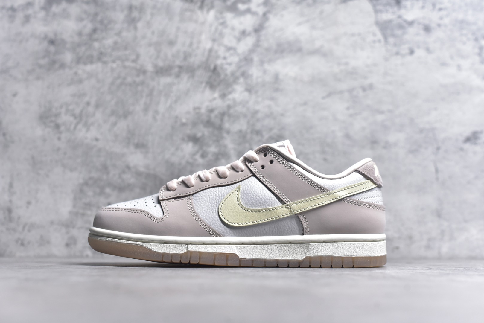 #Nike SB Dunk Low 胭脂粉 独家版型蒸餾加工帶來的是更好的视觉和脚感体验大厂纯原品质出货 清洁度 电绣工艺 皮料切割干净无任何毛边 细节完美 货号：FB7910 601 尺码：35-40（半）-选品中心