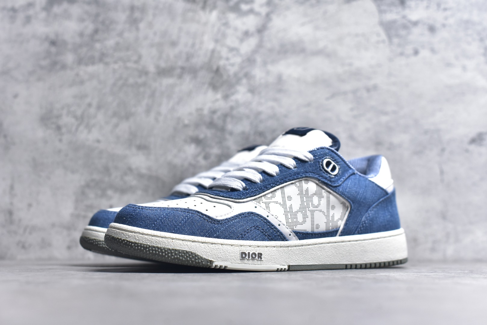 图片[2]-#DIOR 迪奥 B27低帮 经典奢侈品休闲运动板鞋 东莞大厂生产 品质货真价实 代购级别 市面顶级版本 Oblique印花电秀 长时售卖 退换率超低 这款B27运动鞋是DIOR的经典单品 和迪奥光滑牛皮革精心制作，侧面饰以米色和黑色提花Oblique印花镶边（激光冲孔）搭配CD lcon孔眼，双色橡胶鞋底，鞋舌和后跟处均饰以标志性细节，更显精致，时尚百搭，可为各种造型增光添彩 蓝色 奶油白色和迪奥灰光滑牛皮革 米色和黑色提花面料oblique印花 鞋底和鞋眼饰以DIOR标志 系带开合搭配CD·lcon孔眼网眼织物里料 双色橡胶外底 侧面缝线拼接结构 含防尘袋和一对鞋带 全套意大利正品包装 尺码 39 40 41 42 43 44 45 46-选品中心