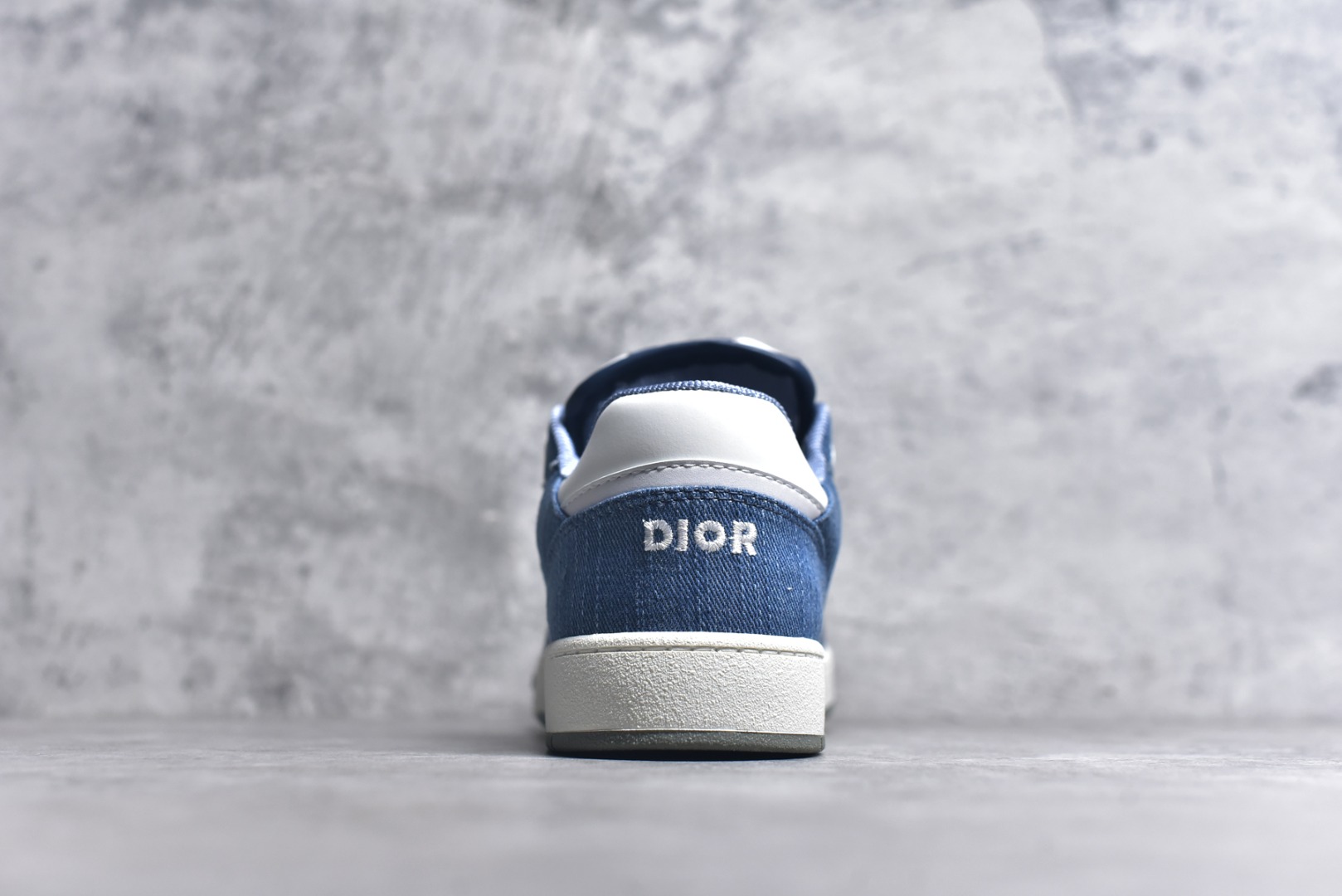 图片[5]-#DIOR 迪奥 B27低帮 经典奢侈品休闲运动板鞋 东莞大厂生产 品质货真价实 代购级别 市面顶级版本 Oblique印花电秀 长时售卖 退换率超低 这款B27运动鞋是DIOR的经典单品 和迪奥光滑牛皮革精心制作，侧面饰以米色和黑色提花Oblique印花镶边（激光冲孔）搭配CD lcon孔眼，双色橡胶鞋底，鞋舌和后跟处均饰以标志性细节，更显精致，时尚百搭，可为各种造型增光添彩 蓝色 奶油白色和迪奥灰光滑牛皮革 米色和黑色提花面料oblique印花 鞋底和鞋眼饰以DIOR标志 系带开合搭配CD·lcon孔眼网眼织物里料 双色橡胶外底 侧面缝线拼接结构 含防尘袋和一对鞋带 全套意大利正品包装 尺码 39 40 41 42 43 44 45 46-选品中心