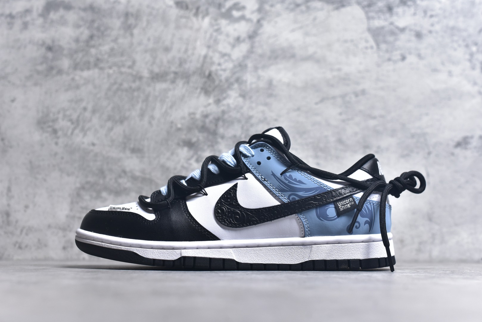 #NK Dunk Low 赢鱼 山海经 黑白蓝 DD1503-101 实力大厂出品 新配色陆续开发 全套原纸板楦头开发 确保原汁原味 完美呈现DUNK版型 一比一鞋头弧度高度鞋身弧度 此版本只针对中端市场 皮料材质有所更替 其他数据细节工艺流程均保持一致 绝不口嗨 细节品控鞋型随意对比 独家私模官方第六代原厂航空铝磨具打磨大底 鞋头坡度极致还原 无解鞋型 原盒原配 圈内天花板工艺 原厂玻璃冲刀 超高清洁度 全鞋零毛边皮料切割 原厂中底布点胶 中底布拉帮走线遵循公司 尺码： 40 40.5 41 42 42.5 43 44 44.5 45 46-选品中心