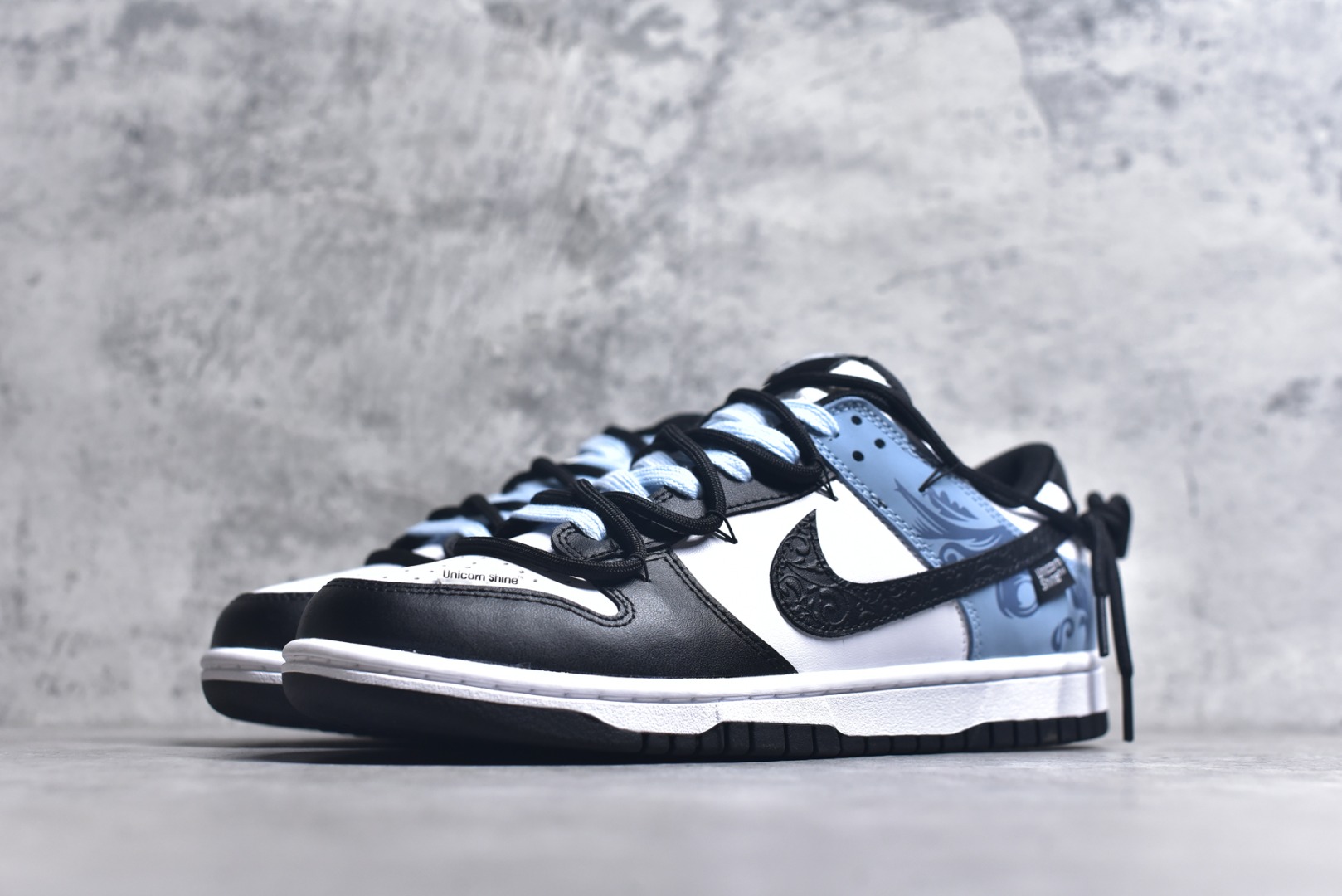 图片[2]-#NK Dunk Low 赢鱼 山海经 黑白蓝 DD1503-101 实力大厂出品 新配色陆续开发 全套原纸板楦头开发 确保原汁原味 完美呈现DUNK版型 一比一鞋头弧度高度鞋身弧度 此版本只针对中端市场 皮料材质有所更替 其他数据细节工艺流程均保持一致 绝不口嗨 细节品控鞋型随意对比 独家私模官方第六代原厂航空铝磨具打磨大底 鞋头坡度极致还原 无解鞋型 原盒原配 圈内天花板工艺 原厂玻璃冲刀 超高清洁度 全鞋零毛边皮料切割 原厂中底布点胶 中底布拉帮走线遵循公司 尺码： 40 40.5 41 42 42.5 43 44 44.5 45 46-选品中心
