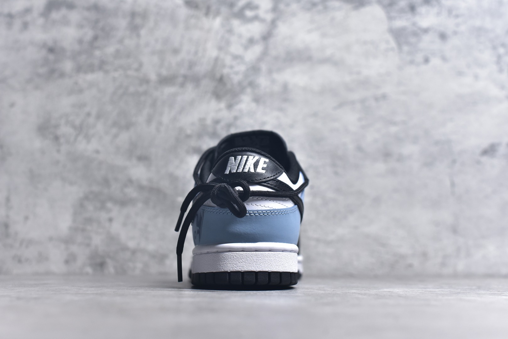 图片[5]-#NK Dunk Low 赢鱼 山海经 黑白蓝 DD1503-101 实力大厂出品 新配色陆续开发 全套原纸板楦头开发 确保原汁原味 完美呈现DUNK版型 一比一鞋头弧度高度鞋身弧度 此版本只针对中端市场 皮料材质有所更替 其他数据细节工艺流程均保持一致 绝不口嗨 细节品控鞋型随意对比 独家私模官方第六代原厂航空铝磨具打磨大底 鞋头坡度极致还原 无解鞋型 原盒原配 圈内天花板工艺 原厂玻璃冲刀 超高清洁度 全鞋零毛边皮料切割 原厂中底布点胶 中底布拉帮走线遵循公司 尺码： 40 40.5 41 42 42.5 43 44 44.5 45 46-选品中心