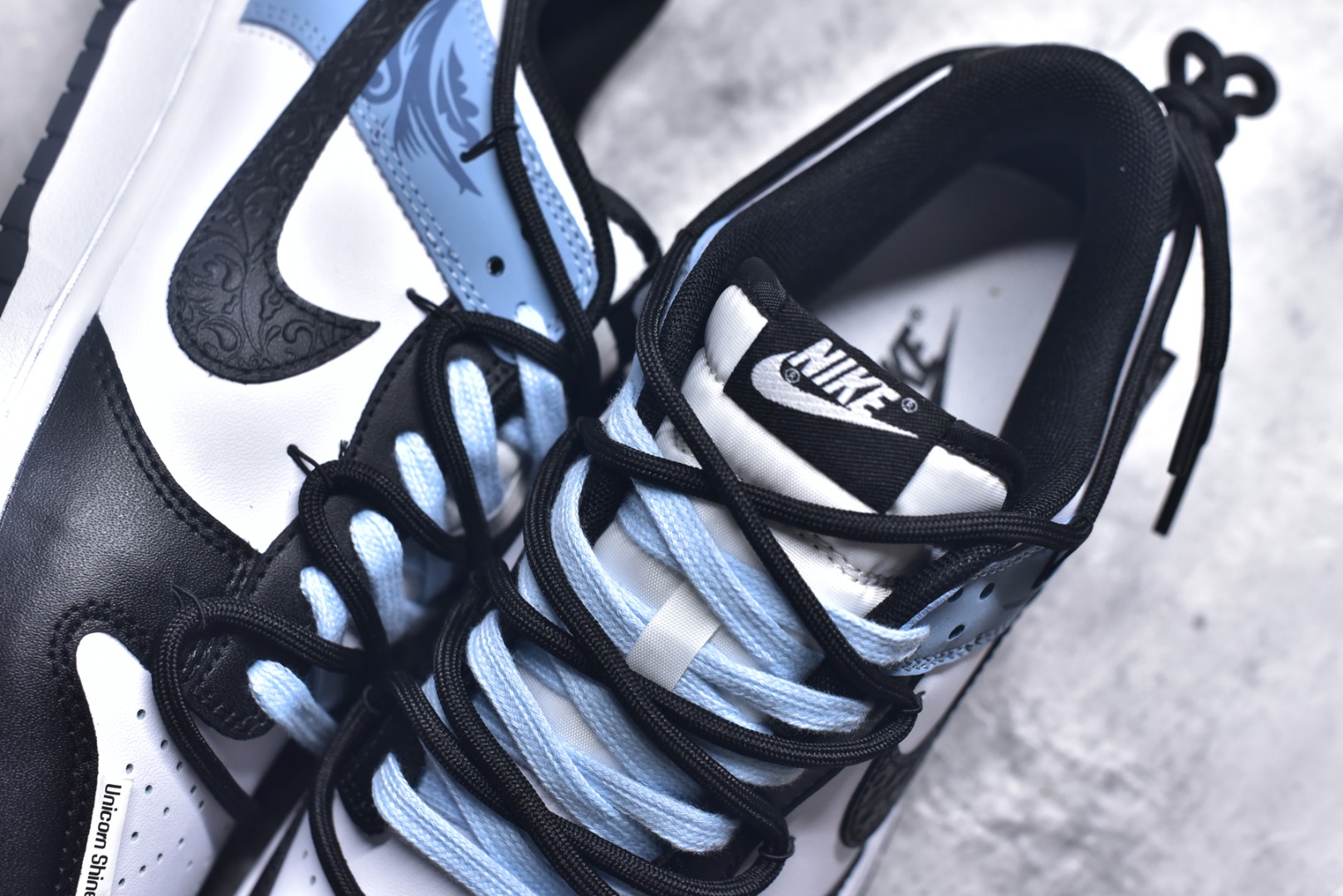 图片[9]-#NK Dunk Low 赢鱼 山海经 黑白蓝 DD1503-101 实力大厂出品 新配色陆续开发 全套原纸板楦头开发 确保原汁原味 完美呈现DUNK版型 一比一鞋头弧度高度鞋身弧度 此版本只针对中端市场 皮料材质有所更替 其他数据细节工艺流程均保持一致 绝不口嗨 细节品控鞋型随意对比 独家私模官方第六代原厂航空铝磨具打磨大底 鞋头坡度极致还原 无解鞋型 原盒原配 圈内天花板工艺 原厂玻璃冲刀 超高清洁度 全鞋零毛边皮料切割 原厂中底布点胶 中底布拉帮走线遵循公司 尺码： 40 40.5 41 42 42.5 43 44 44.5 45 46-选品中心