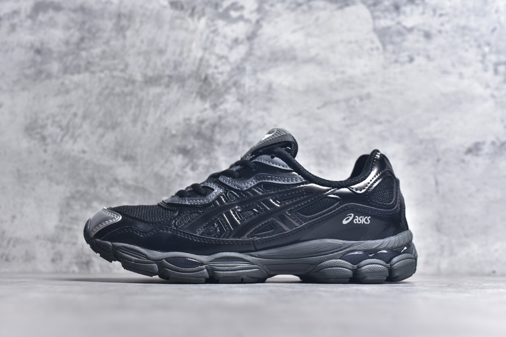 #Asics GEL-NYC 亚瑟士防滑耐磨透气低帮运动休闲鞋 GEL-NYC™ 运动鞋的灵感源自传统和现代高性能跑步风格 其鞋面结构参考了 2000 年代初的 GEL-NIMBUS™ 3 鞋 并将其与 MC-PLUS V 设计中的各种装饰融为一体 该工装通过使用 GEL-CUMULUS® 16 鞋的工装系统来对比鞋面的复古风格 通过轻质泡沫和 GEL® 技术嵌入物的结合 这种中底结构有助于创造先进的脚底舒适度 尺码：36 37 37.5 38 39 40.5 41.5 42 42.5 43.5 44 45-选品中心