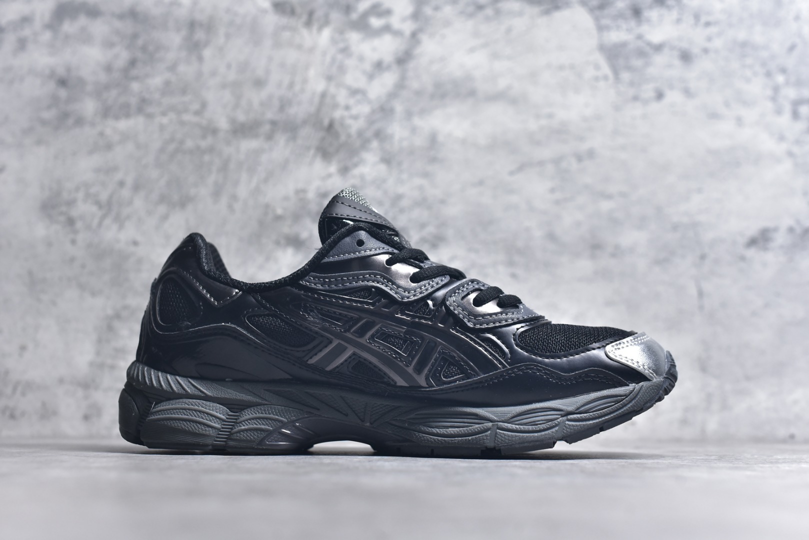 图片[3]-#Asics GEL-NYC 亚瑟士防滑耐磨透气低帮运动休闲鞋 GEL-NYC™ 运动鞋的灵感源自传统和现代高性能跑步风格 其鞋面结构参考了 2000 年代初的 GEL-NIMBUS™ 3 鞋 并将其与 MC-PLUS V 设计中的各种装饰融为一体 该工装通过使用 GEL-CUMULUS® 16 鞋的工装系统来对比鞋面的复古风格 通过轻质泡沫和 GEL® 技术嵌入物的结合 这种中底结构有助于创造先进的脚底舒适度 尺码：36 37 37.5 38 39 40.5 41.5 42 42.5 43.5 44 45-选品中心