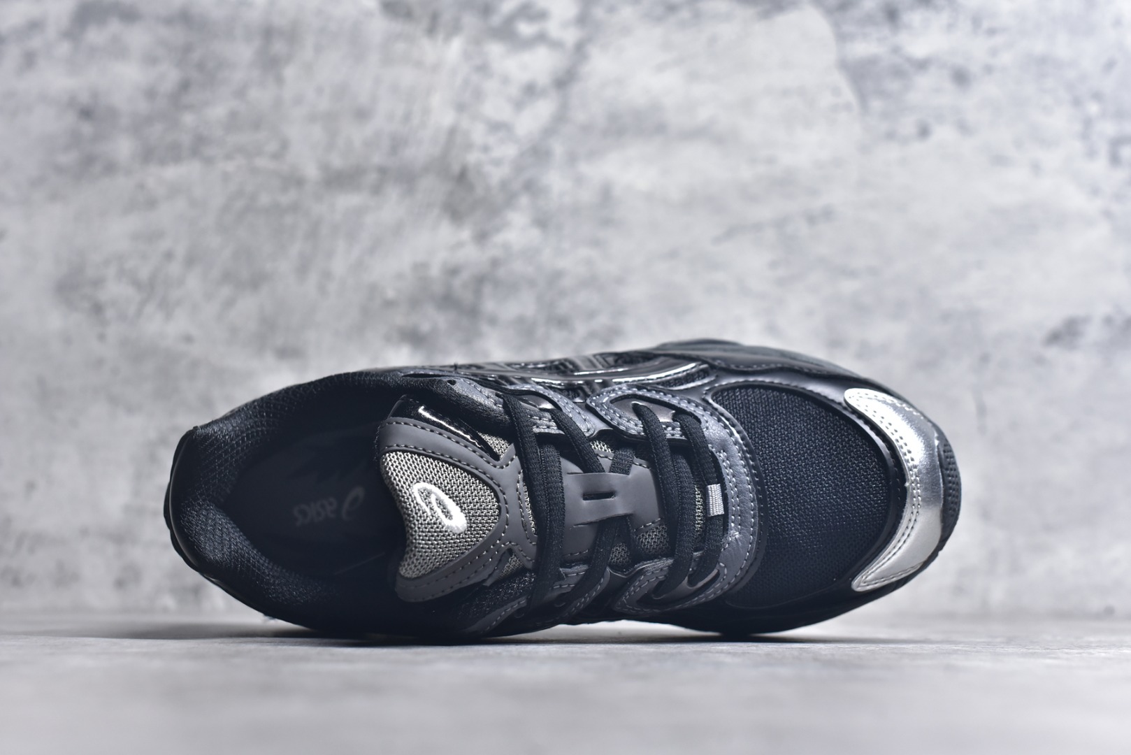 图片[4]-#Asics GEL-NYC 亚瑟士防滑耐磨透气低帮运动休闲鞋 GEL-NYC™ 运动鞋的灵感源自传统和现代高性能跑步风格 其鞋面结构参考了 2000 年代初的 GEL-NIMBUS™ 3 鞋 并将其与 MC-PLUS V 设计中的各种装饰融为一体 该工装通过使用 GEL-CUMULUS® 16 鞋的工装系统来对比鞋面的复古风格 通过轻质泡沫和 GEL® 技术嵌入物的结合 这种中底结构有助于创造先进的脚底舒适度 尺码：36 37 37.5 38 39 40.5 41.5 42 42.5 43.5 44 45-选品中心