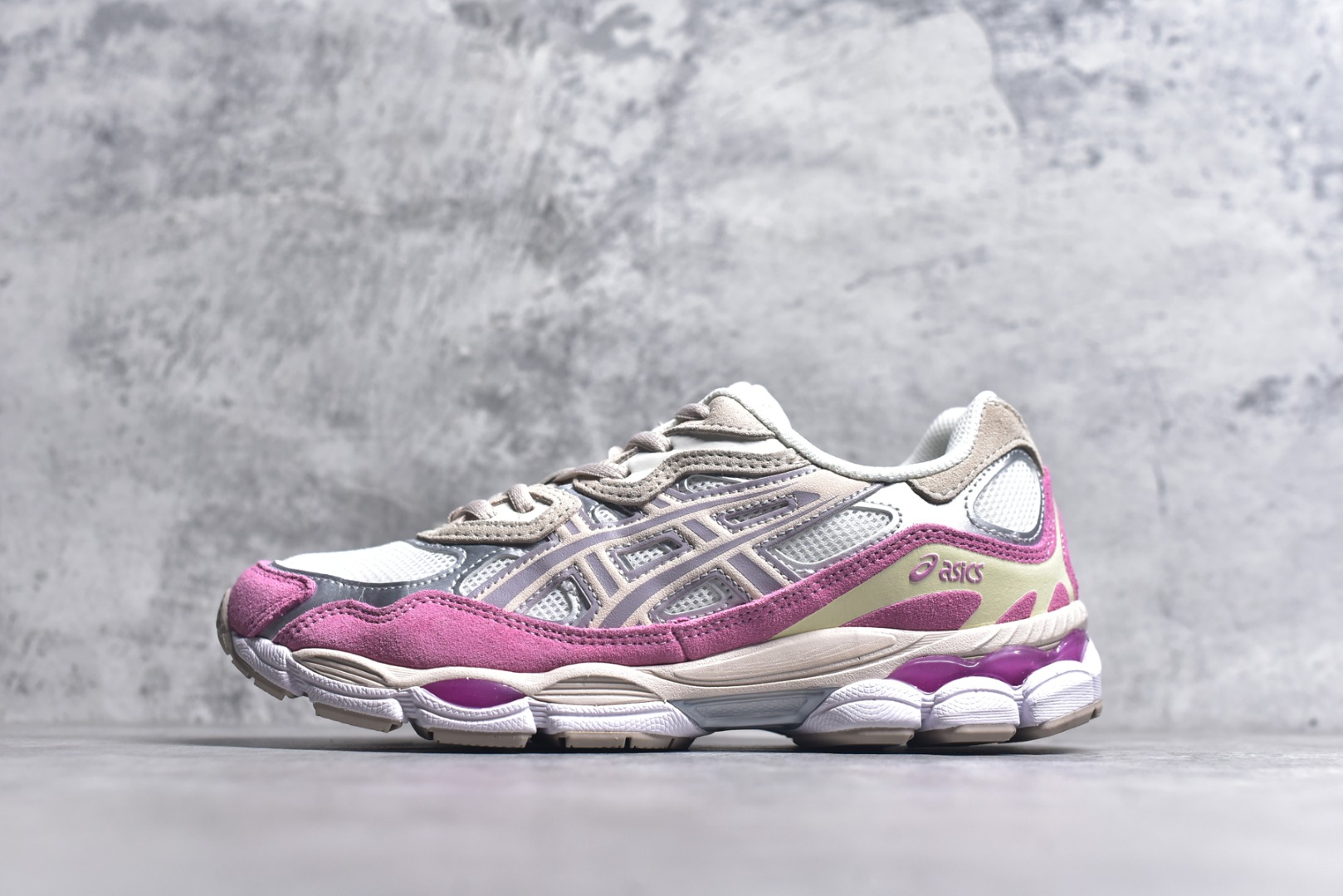 #Asics GEL-NYC 亚瑟士防滑耐磨透气低帮运动休闲鞋 GEL-NYC™ 运动鞋的灵感源自传统和现代高性能跑步风格 其鞋面结构参考了 2000 年代初的 GEL-NIMBUS™ 3 鞋 并将其与 MC-PLUS V 设计中的各种装饰融为一体 该工装通过使用 GEL-CUMULUS® 16 鞋的工装系统来对比鞋面的复古风格 通过轻质泡沫和 GEL® 技术嵌入物的结合 这种中底结构有助于创造先进的脚底舒适度 尺码：36 37 37.5 38 39 40.5 41.5 42 42.5 43.5 44 45-选品中心