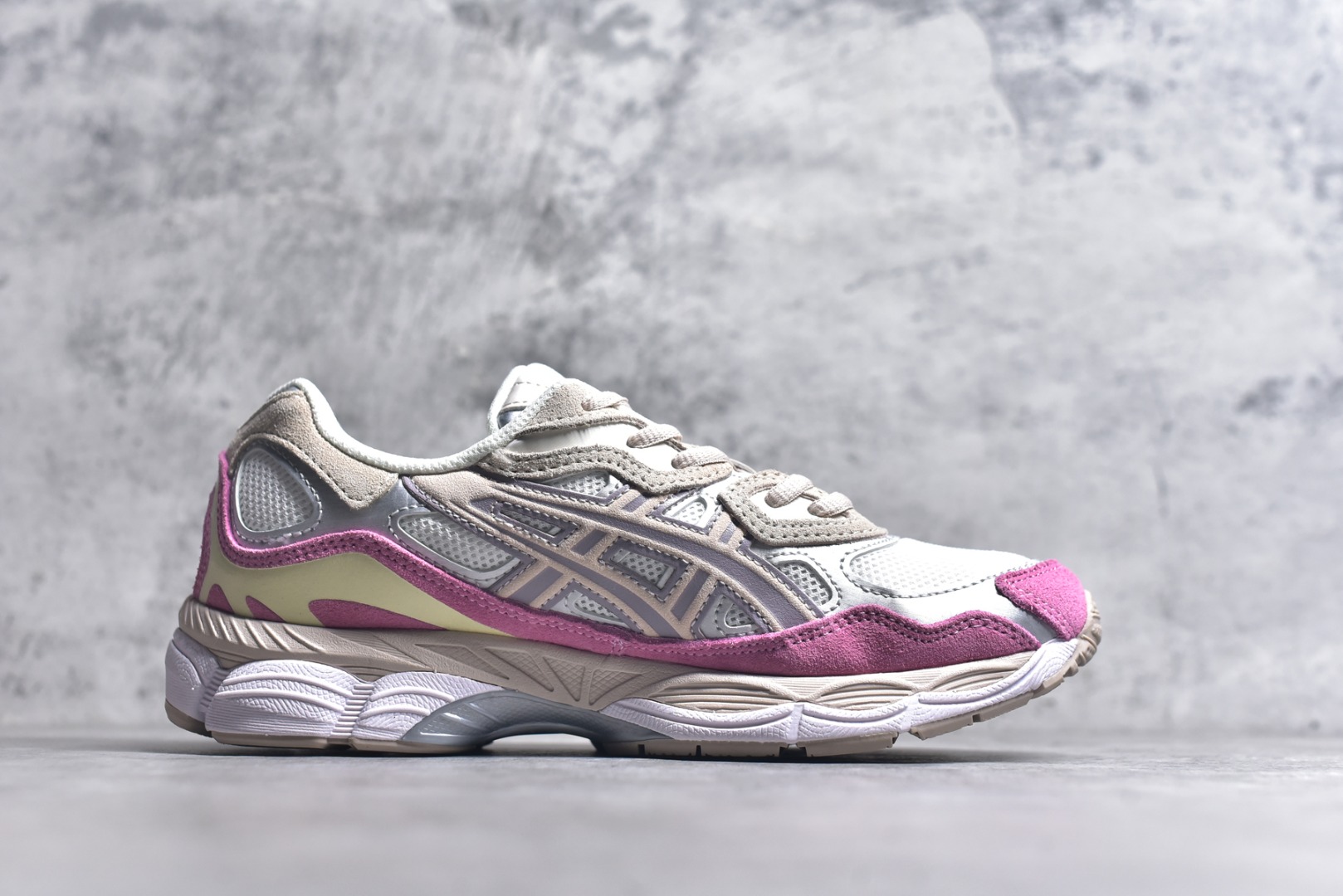 图片[3]-#Asics GEL-NYC 亚瑟士防滑耐磨透气低帮运动休闲鞋 GEL-NYC™ 运动鞋的灵感源自传统和现代高性能跑步风格 其鞋面结构参考了 2000 年代初的 GEL-NIMBUS™ 3 鞋 并将其与 MC-PLUS V 设计中的各种装饰融为一体 该工装通过使用 GEL-CUMULUS® 16 鞋的工装系统来对比鞋面的复古风格 通过轻质泡沫和 GEL® 技术嵌入物的结合 这种中底结构有助于创造先进的脚底舒适度 尺码：36 37 37.5 38 39 40.5 41.5 42 42.5 43.5 44 45-选品中心
