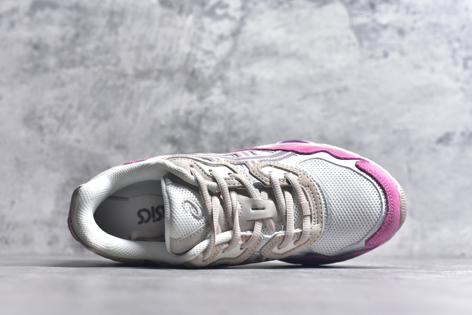 图片[4]-#Asics GEL-NYC 亚瑟士防滑耐磨透气低帮运动休闲鞋 GEL-NYC™ 运动鞋的灵感源自传统和现代高性能跑步风格 其鞋面结构参考了 2000 年代初的 GEL-NIMBUS™ 3 鞋 并将其与 MC-PLUS V 设计中的各种装饰融为一体 该工装通过使用 GEL-CUMULUS® 16 鞋的工装系统来对比鞋面的复古风格 通过轻质泡沫和 GEL® 技术嵌入物的结合 这种中底结构有助于创造先进的脚底舒适度 尺码：36 37 37.5 38 39 40.5 41.5 42 42.5 43.5 44 45-选品中心