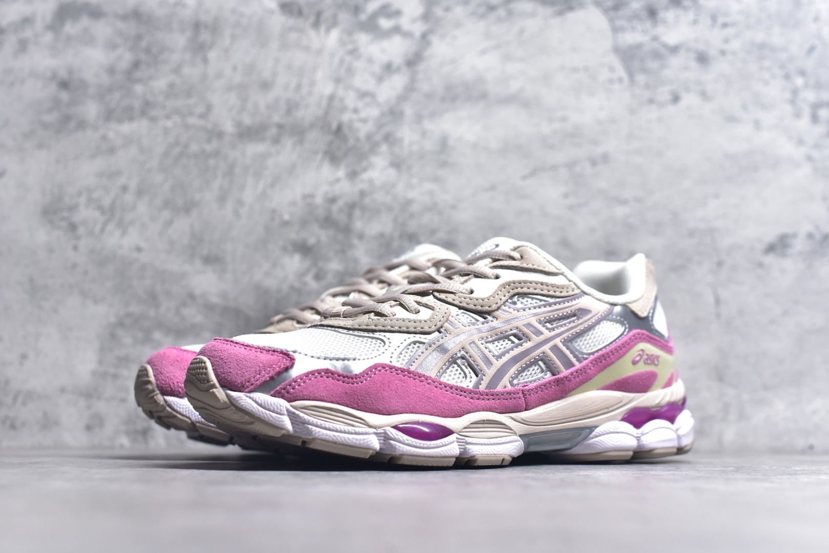 图片[2]-#Asics GEL-NYC 亚瑟士防滑耐磨透气低帮运动休闲鞋 GEL-NYC™ 运动鞋的灵感源自传统和现代高性能跑步风格 其鞋面结构参考了 2000 年代初的 GEL-NIMBUS™ 3 鞋 并将其与 MC-PLUS V 设计中的各种装饰融为一体 该工装通过使用 GEL-CUMULUS® 16 鞋的工装系统来对比鞋面的复古风格 通过轻质泡沫和 GEL® 技术嵌入物的结合 这种中底结构有助于创造先进的脚底舒适度 尺码：36 37 37.5 38 39 40.5 41.5 42 42.5 43.5 44 45-选品中心