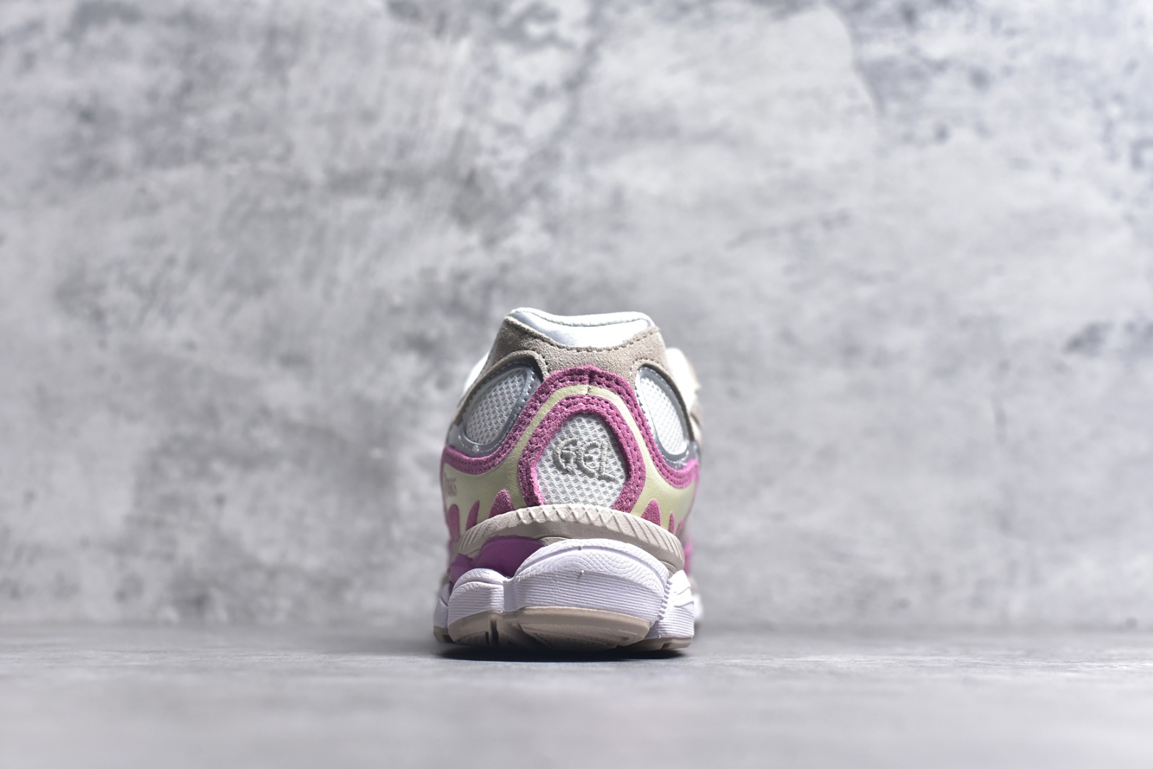 图片[5]-#Asics GEL-NYC 亚瑟士防滑耐磨透气低帮运动休闲鞋 GEL-NYC™ 运动鞋的灵感源自传统和现代高性能跑步风格 其鞋面结构参考了 2000 年代初的 GEL-NIMBUS™ 3 鞋 并将其与 MC-PLUS V 设计中的各种装饰融为一体 该工装通过使用 GEL-CUMULUS® 16 鞋的工装系统来对比鞋面的复古风格 通过轻质泡沫和 GEL® 技术嵌入物的结合 这种中底结构有助于创造先进的脚底舒适度 尺码：36 37 37.5 38 39 40.5 41.5 42 42.5 43.5 44 45-选品中心