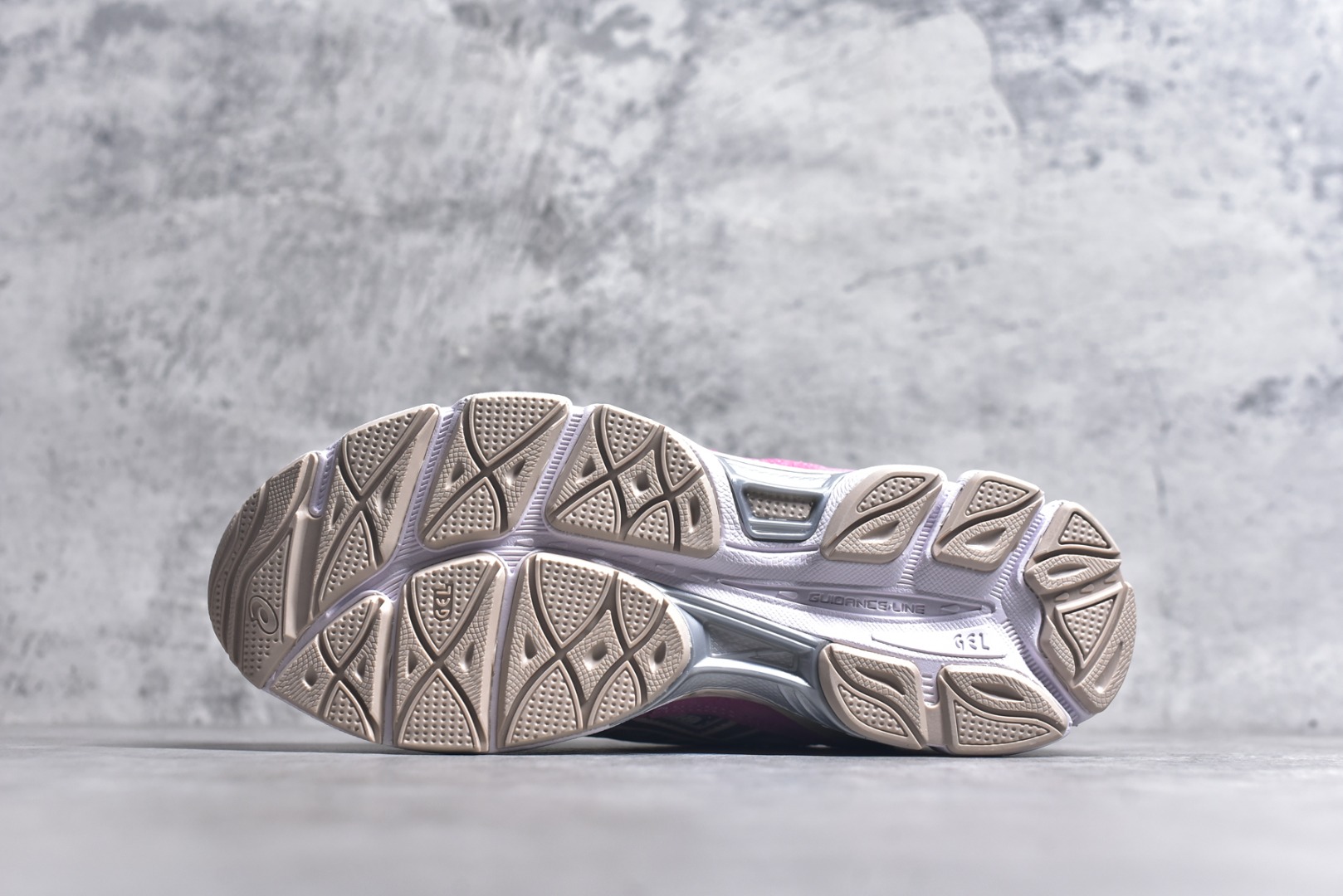 图片[6]-#Asics GEL-NYC 亚瑟士防滑耐磨透气低帮运动休闲鞋 GEL-NYC™ 运动鞋的灵感源自传统和现代高性能跑步风格 其鞋面结构参考了 2000 年代初的 GEL-NIMBUS™ 3 鞋 并将其与 MC-PLUS V 设计中的各种装饰融为一体 该工装通过使用 GEL-CUMULUS® 16 鞋的工装系统来对比鞋面的复古风格 通过轻质泡沫和 GEL® 技术嵌入物的结合 这种中底结构有助于创造先进的脚底舒适度 尺码：36 37 37.5 38 39 40.5 41.5 42 42.5 43.5 44 45-选品中心