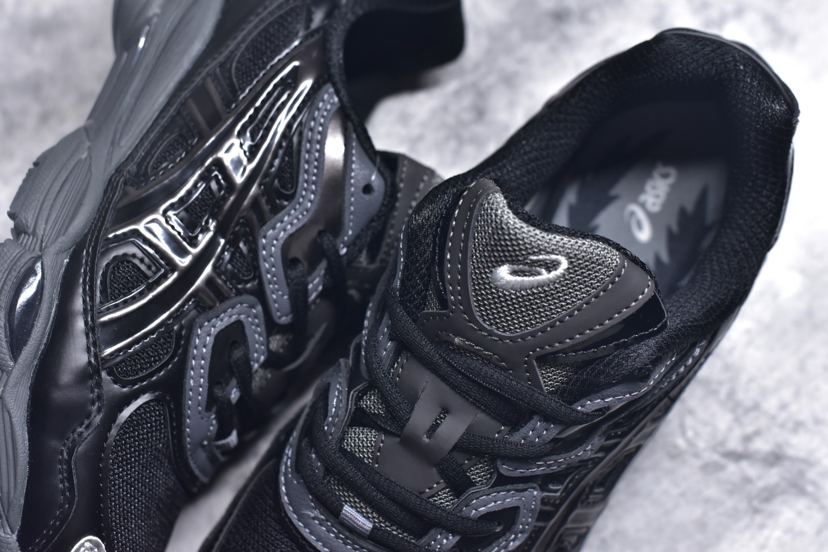 图片[9]-#Asics GEL-NYC 亚瑟士防滑耐磨透气低帮运动休闲鞋 GEL-NYC™ 运动鞋的灵感源自传统和现代高性能跑步风格 其鞋面结构参考了 2000 年代初的 GEL-NIMBUS™ 3 鞋 并将其与 MC-PLUS V 设计中的各种装饰融为一体 该工装通过使用 GEL-CUMULUS® 16 鞋的工装系统来对比鞋面的复古风格 通过轻质泡沫和 GEL® 技术嵌入物的结合 这种中底结构有助于创造先进的脚底舒适度 尺码：36 37 37.5 38 39 40.5 41.5 42 42.5 43.5 44 45-选品中心