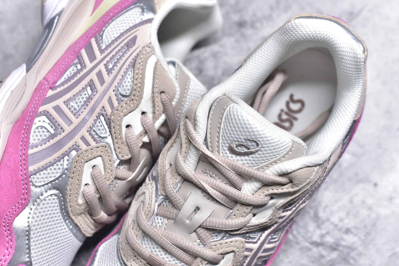 图片[9]-#Asics GEL-NYC 亚瑟士防滑耐磨透气低帮运动休闲鞋 GEL-NYC™ 运动鞋的灵感源自传统和现代高性能跑步风格 其鞋面结构参考了 2000 年代初的 GEL-NIMBUS™ 3 鞋 并将其与 MC-PLUS V 设计中的各种装饰融为一体 该工装通过使用 GEL-CUMULUS® 16 鞋的工装系统来对比鞋面的复古风格 通过轻质泡沫和 GEL® 技术嵌入物的结合 这种中底结构有助于创造先进的脚底舒适度 尺码：36 37 37.5 38 39 40.5 41.5 42 42.5 43.5 44 45-选品中心
