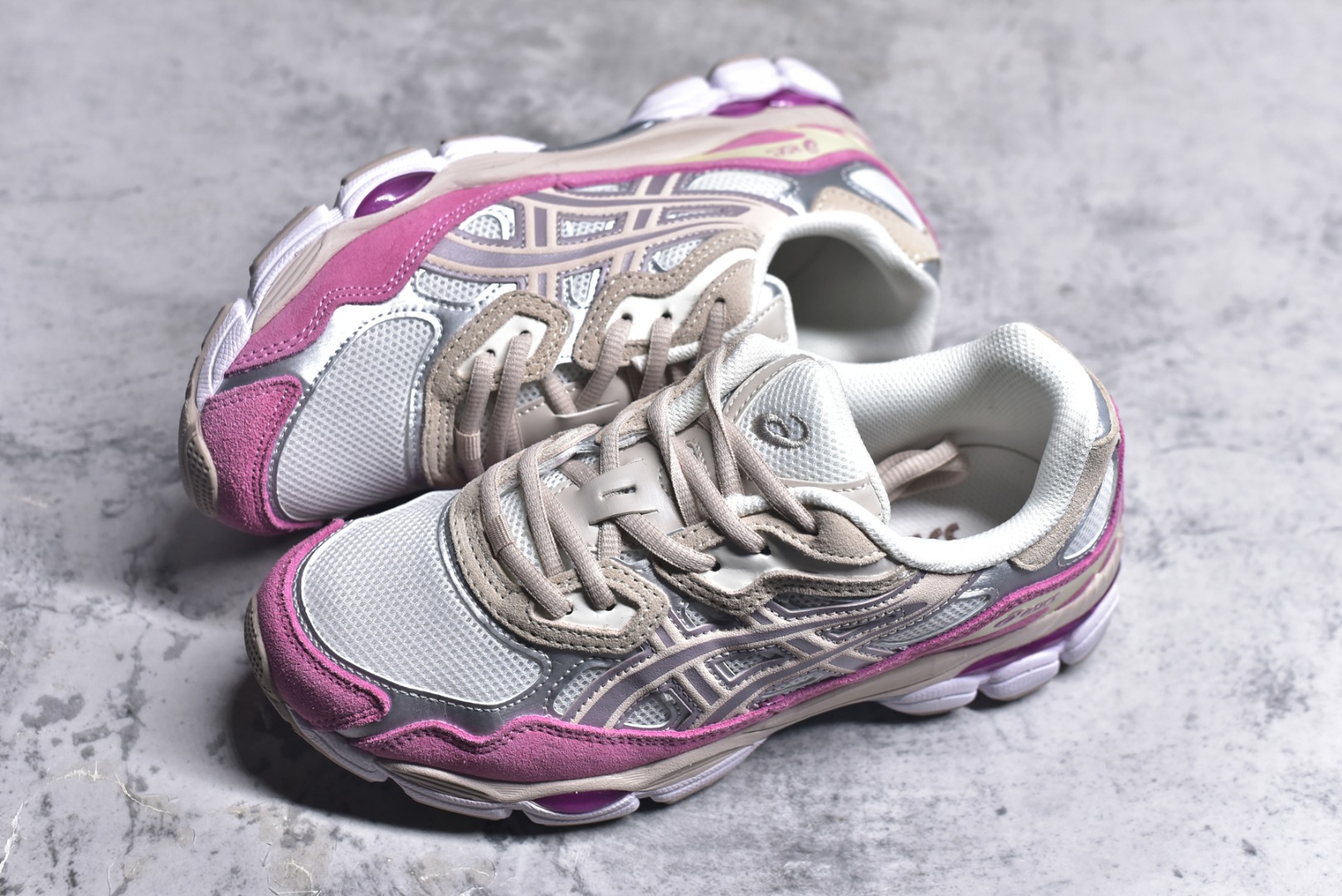 图片[7]-#Asics GEL-NYC 亚瑟士防滑耐磨透气低帮运动休闲鞋 GEL-NYC™ 运动鞋的灵感源自传统和现代高性能跑步风格 其鞋面结构参考了 2000 年代初的 GEL-NIMBUS™ 3 鞋 并将其与 MC-PLUS V 设计中的各种装饰融为一体 该工装通过使用 GEL-CUMULUS® 16 鞋的工装系统来对比鞋面的复古风格 通过轻质泡沫和 GEL® 技术嵌入物的结合 这种中底结构有助于创造先进的脚底舒适度 尺码：36 37 37.5 38 39 40.5 41.5 42 42.5 43.5 44 45-选品中心