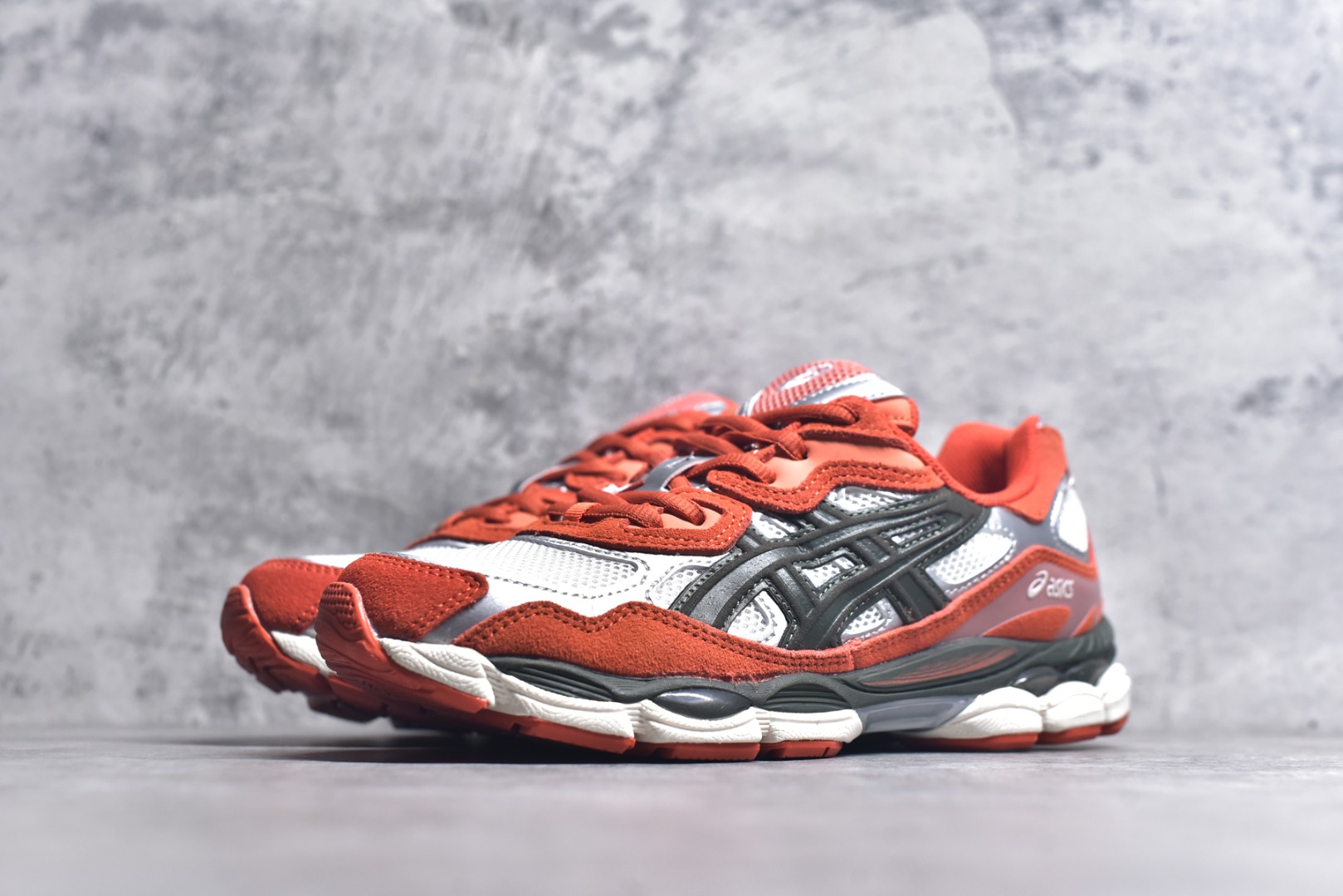 图片[2]-#Asics GEL-NYC 亚瑟士防滑耐磨透气低帮运动休闲鞋 GEL-NYC™ 运动鞋的灵感源自传统和现代高性能跑步风格 其鞋面结构参考了 2000 年代初的 GEL-NIMBUS™ 3 鞋 并将其与 MC-PLUS V 设计中的各种装饰融为一体 该工装通过使用 GEL-CUMULUS® 16 鞋的工装系统来对比鞋面的复古风格 通过轻质泡沫和 GEL® 技术嵌入物的结合 这种中底结构有助于创造先进的脚底舒适度 尺码：36 37 37.5 38 39 40.5 41.5 42 42.5 43.5 44 45-选品中心