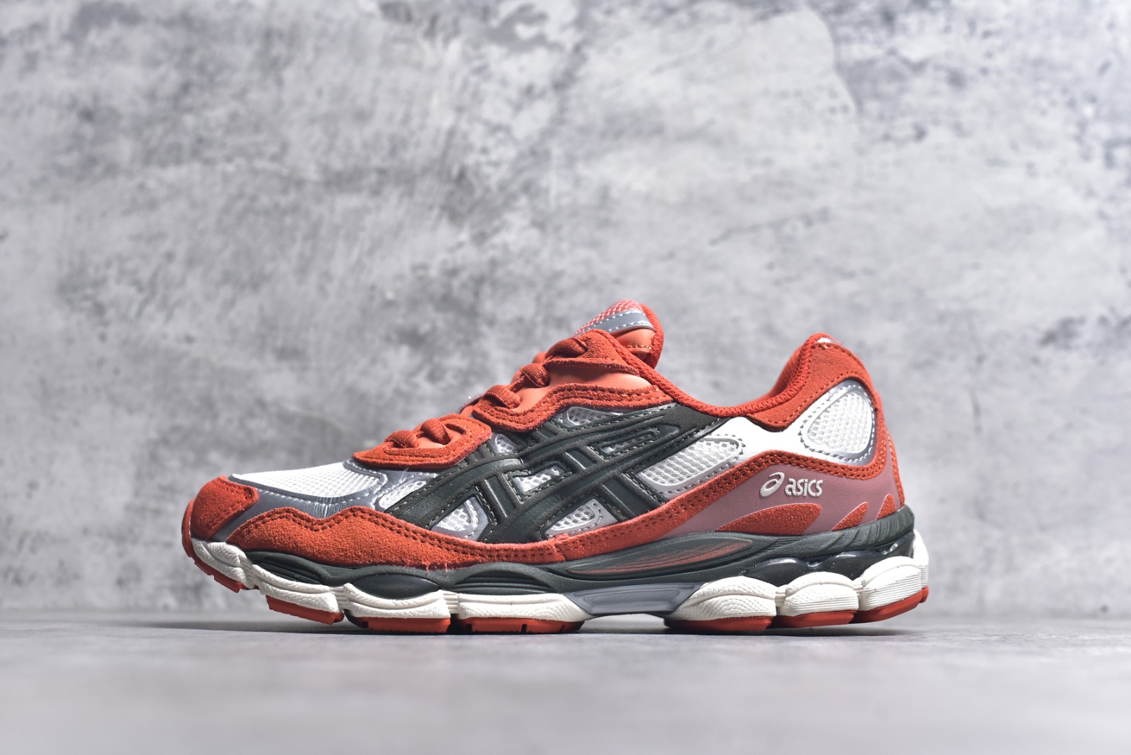 #Asics GEL-NYC 亚瑟士防滑耐磨透气低帮运动休闲鞋 GEL-NYC™ 运动鞋的灵感源自传统和现代高性能跑步风格 其鞋面结构参考了 2000 年代初的 GEL-NIMBUS™ 3 鞋 并将其与 MC-PLUS V 设计中的各种装饰融为一体 该工装通过使用 GEL-CUMULUS® 16 鞋的工装系统来对比鞋面的复古风格 通过轻质泡沫和 GEL® 技术嵌入物的结合 这种中底结构有助于创造先进的脚底舒适度 尺码：36 37 37.5 38 39 40.5 41.5 42 42.5 43.5 44 45-选品中心